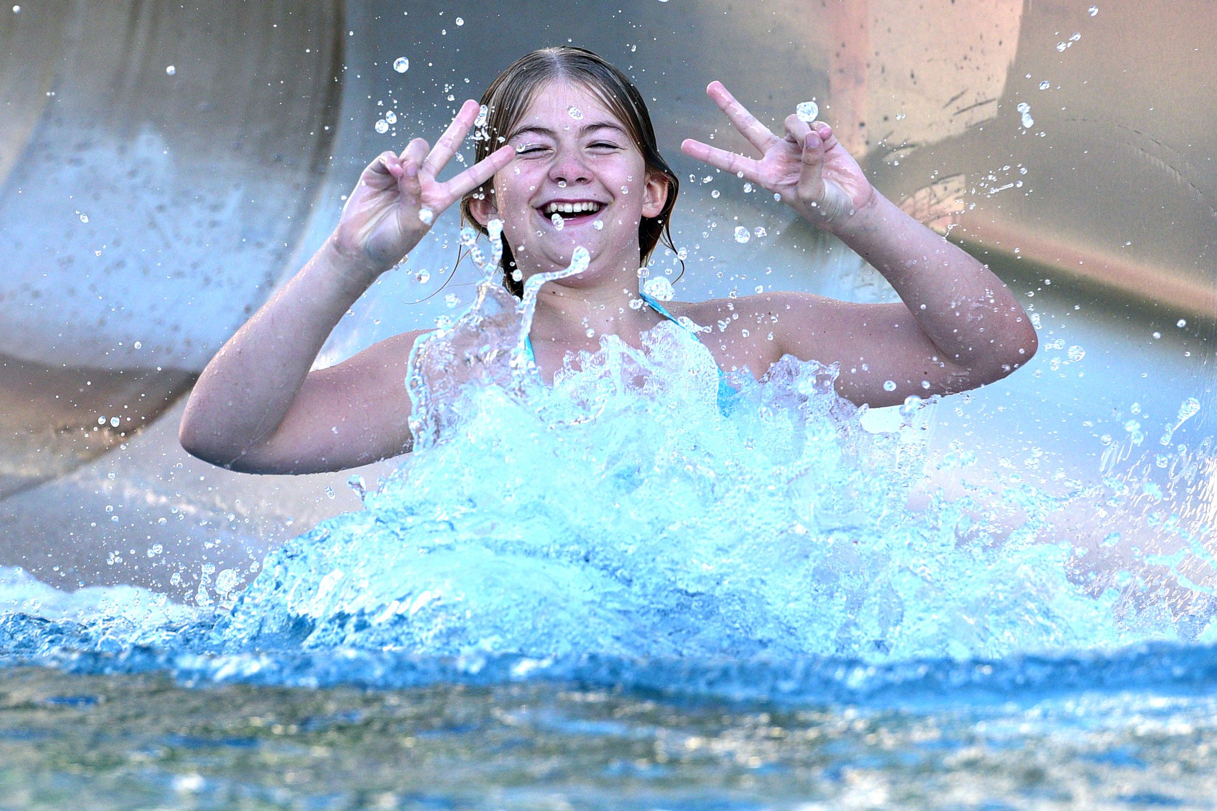 Nicht nur die zwölfjährige Magdalena darf sich freuen: Es gibt eine Überraschung im Bad von Laakirchen (Bez. Gmunden).