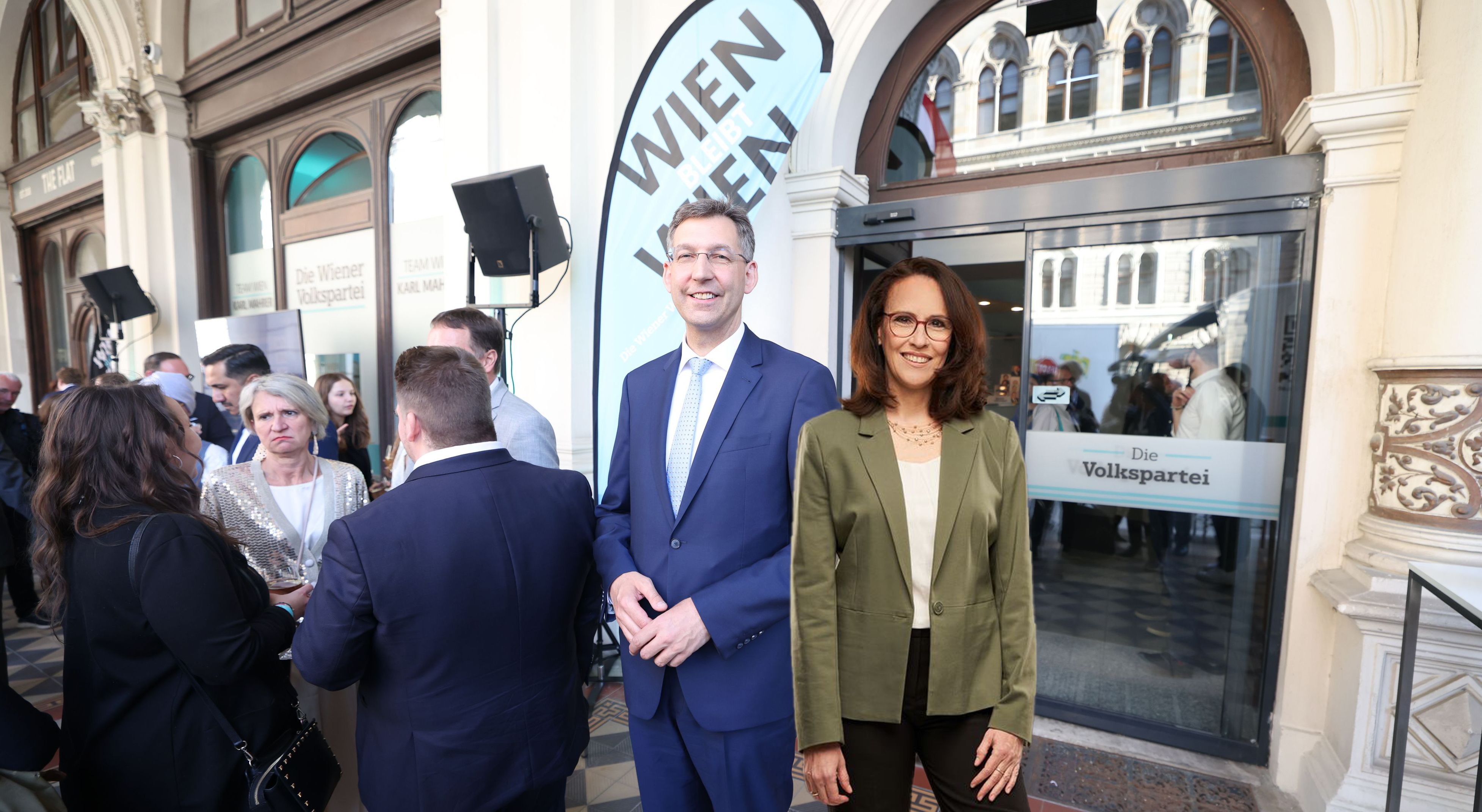 Heute.at - VP-Chef Figl lässt Frau den Vortritt im Rathaus