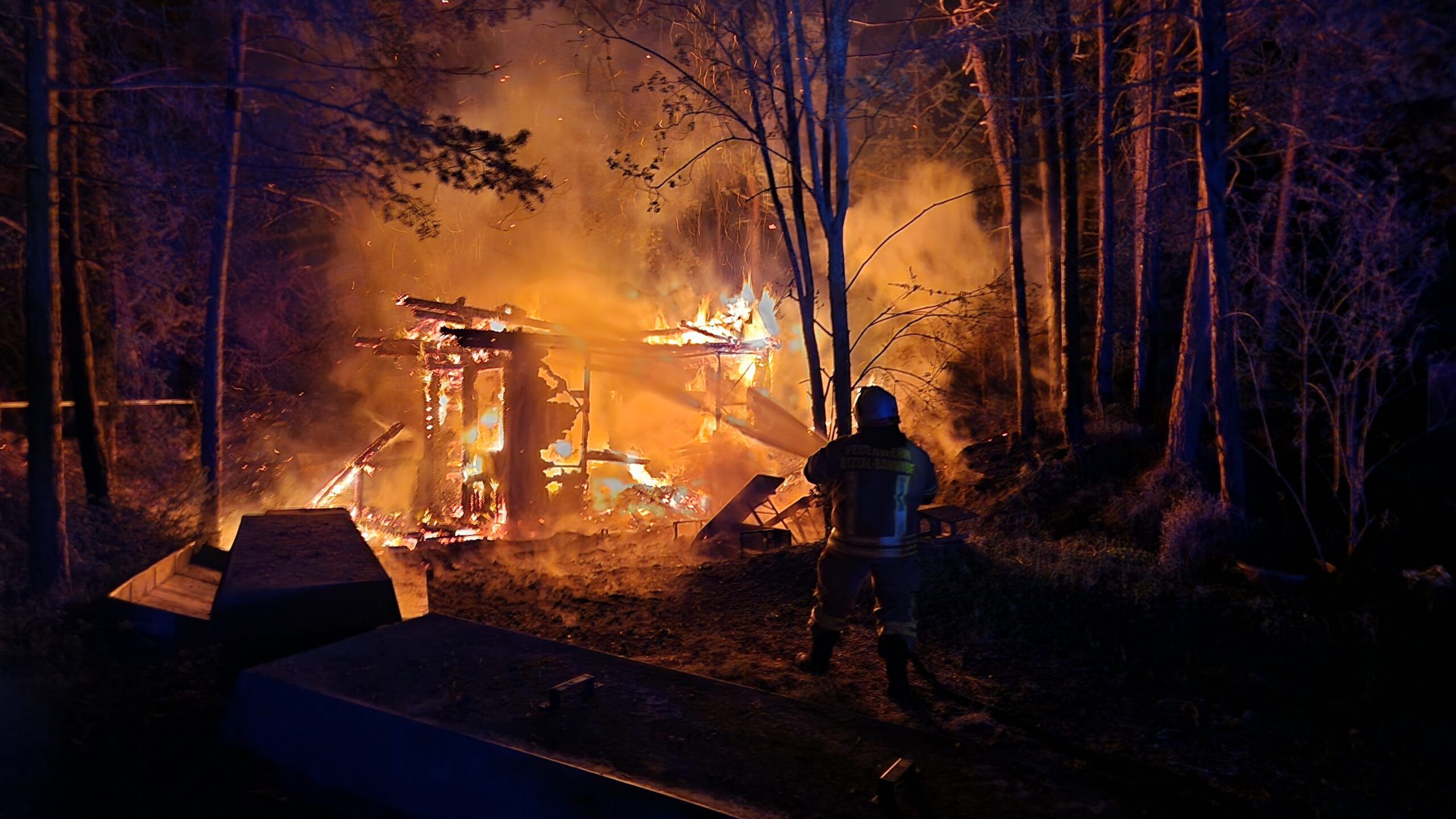 Aus bisher unbekannter Ursache geriet das Bienenhaus in Brand.
