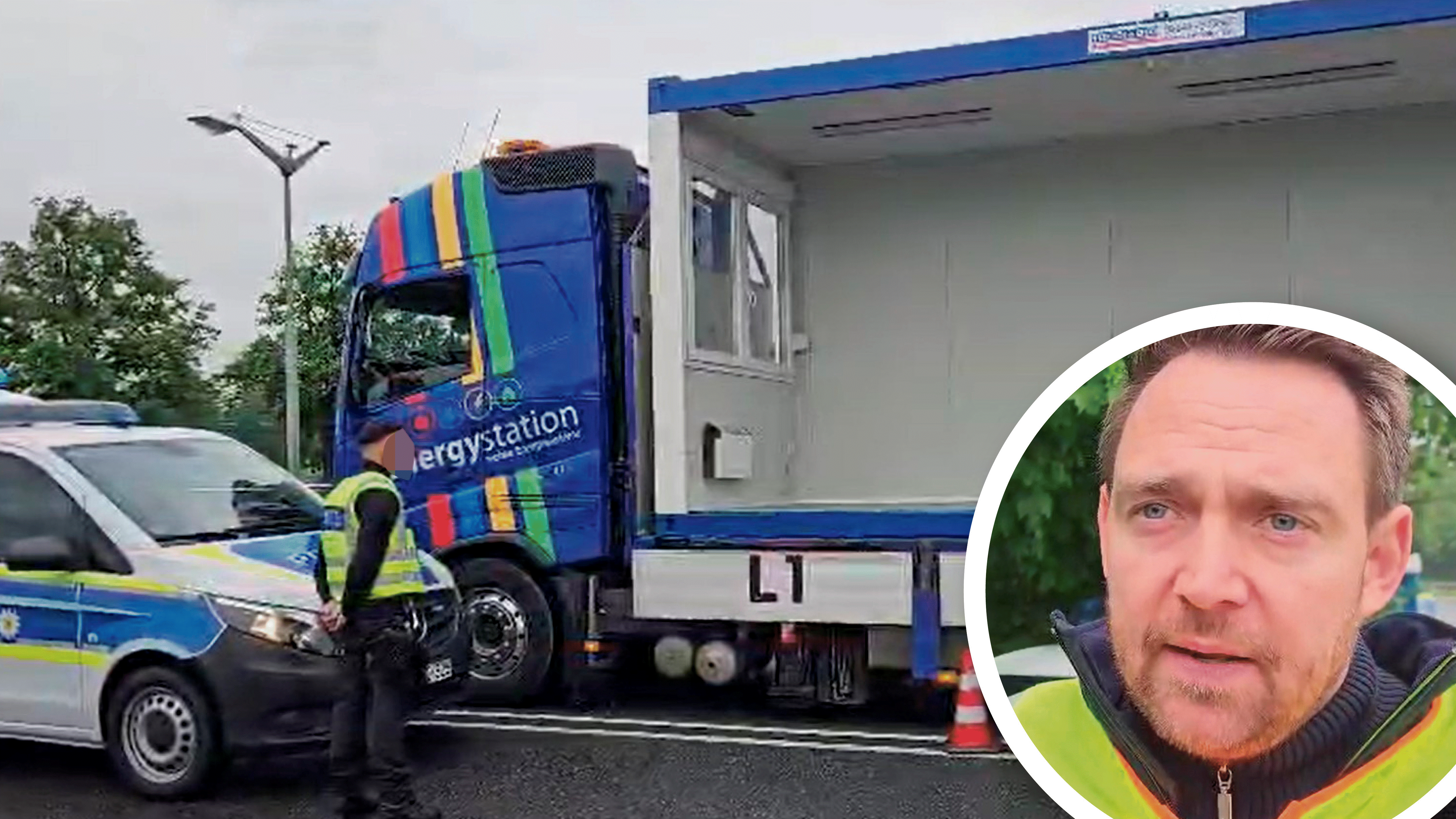 Polizei-Sprecher Jan-Uwe Polte zeigt die Container, die auf der Autobahn aufgebaut werden.