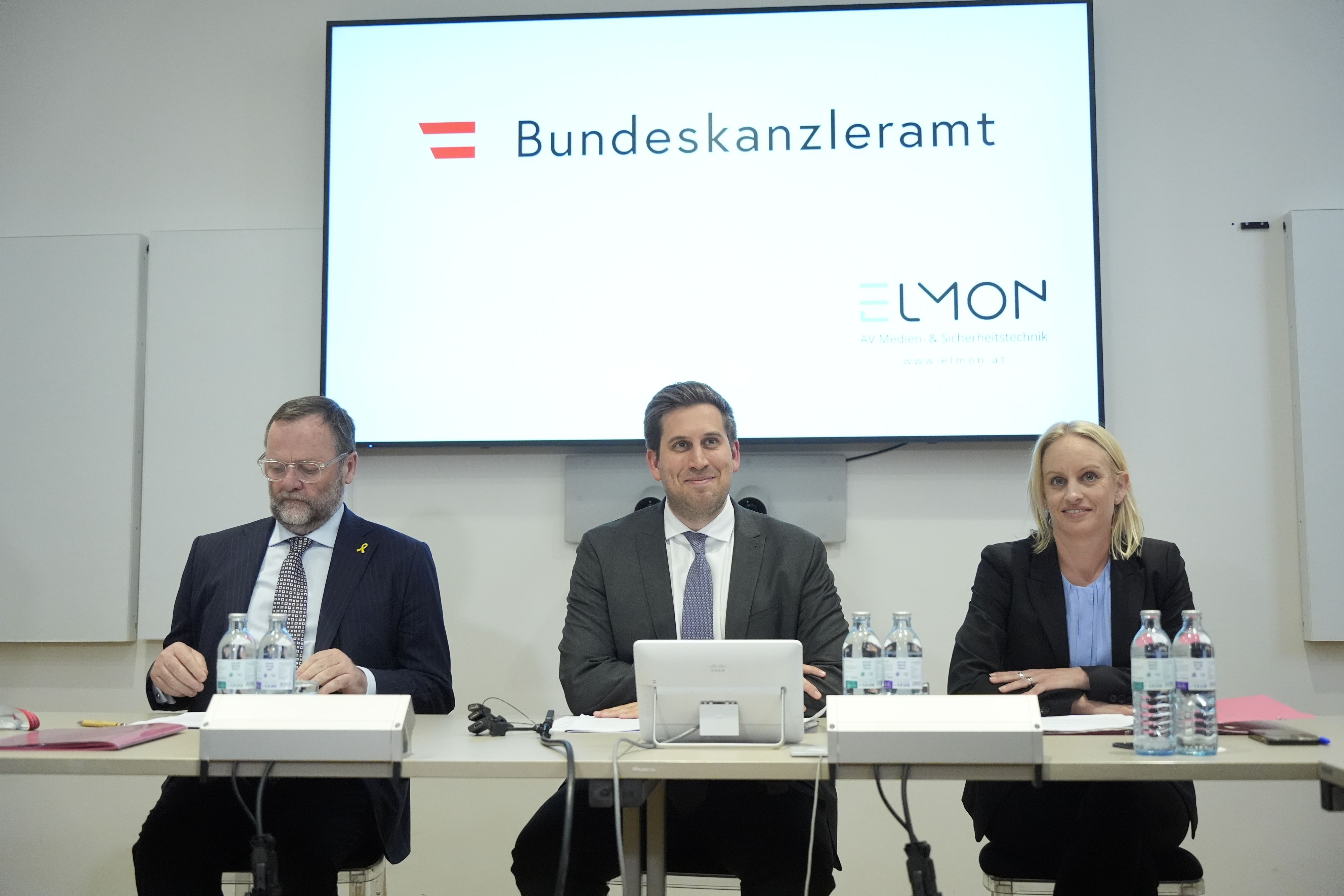 Staatssekretäre Michaela Schmidt (SPÖ), Alexander Pröll (ÖVP) und Sepp Schellhorn (Neos) verkündeten die Budget-Einigung.