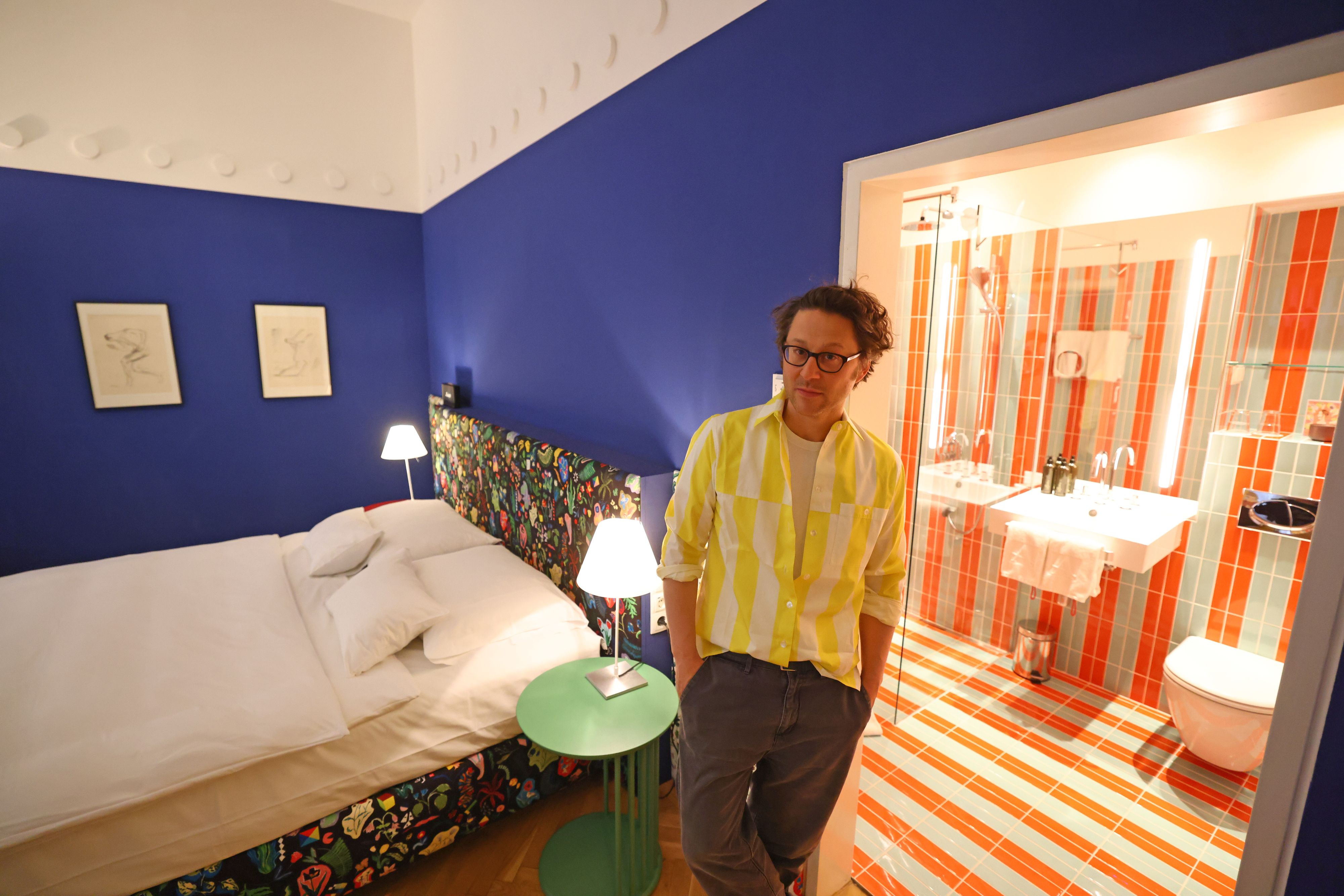 Der Wiener Modestar Arthur Arbesser in dem von ihm gestalteten Zimmer 14.