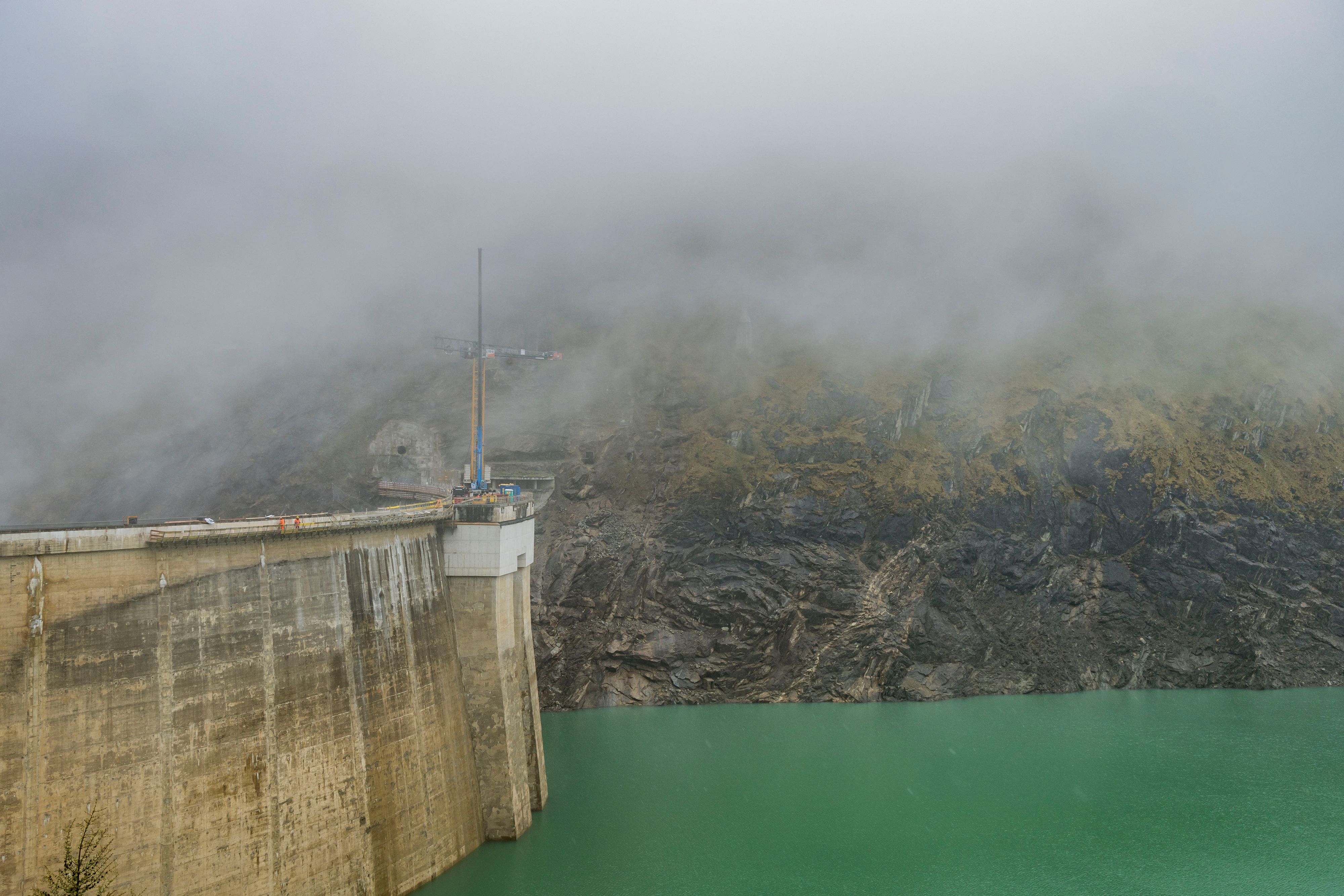 Arbeiten am Limit: Der Kran hält Windgeschwindigkeiten von bis zu 220 km/h stand.