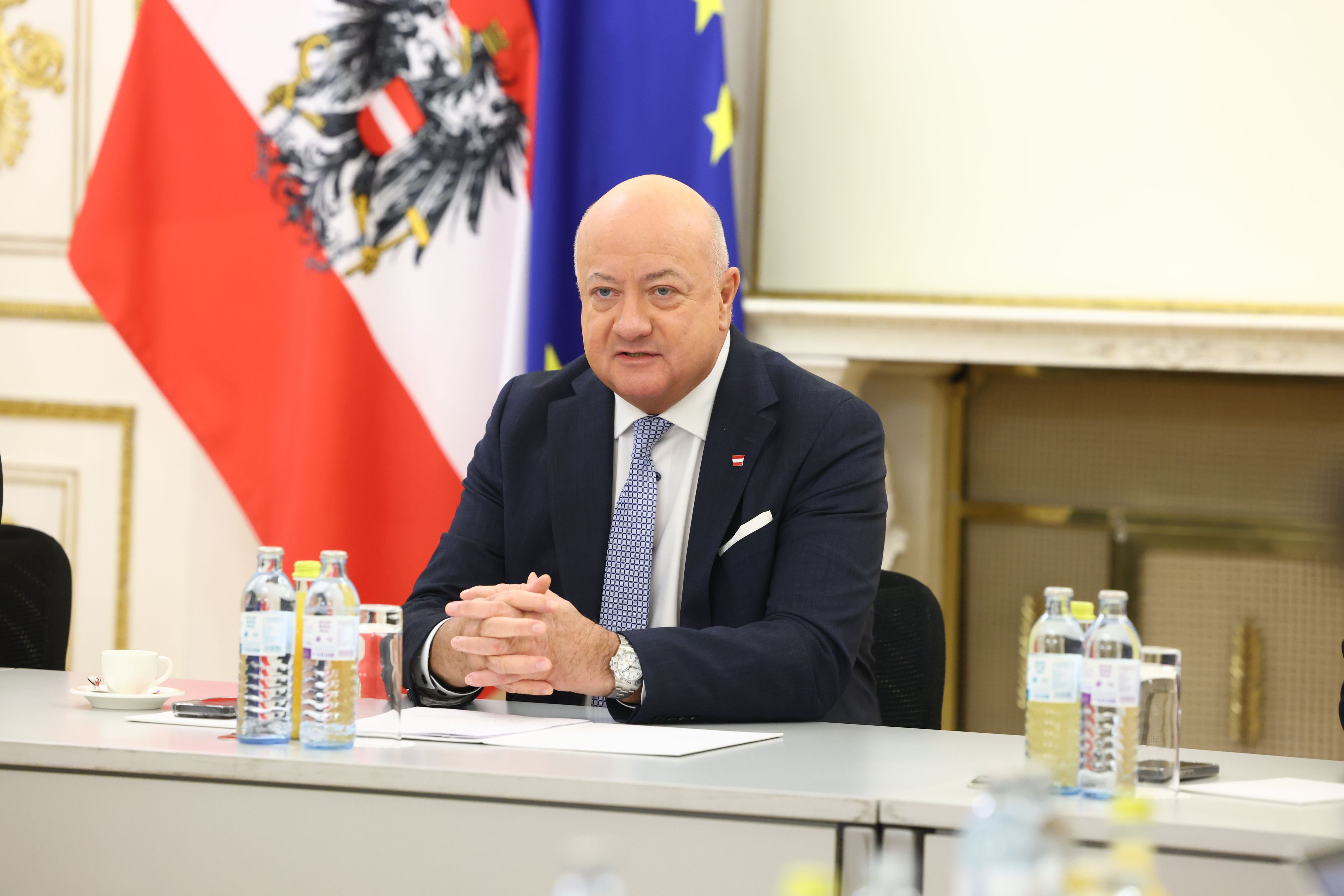 Kanzler Christian Stocker teilte in einem Interview gegen FPÖ-Chef Herbert Kickl aus.