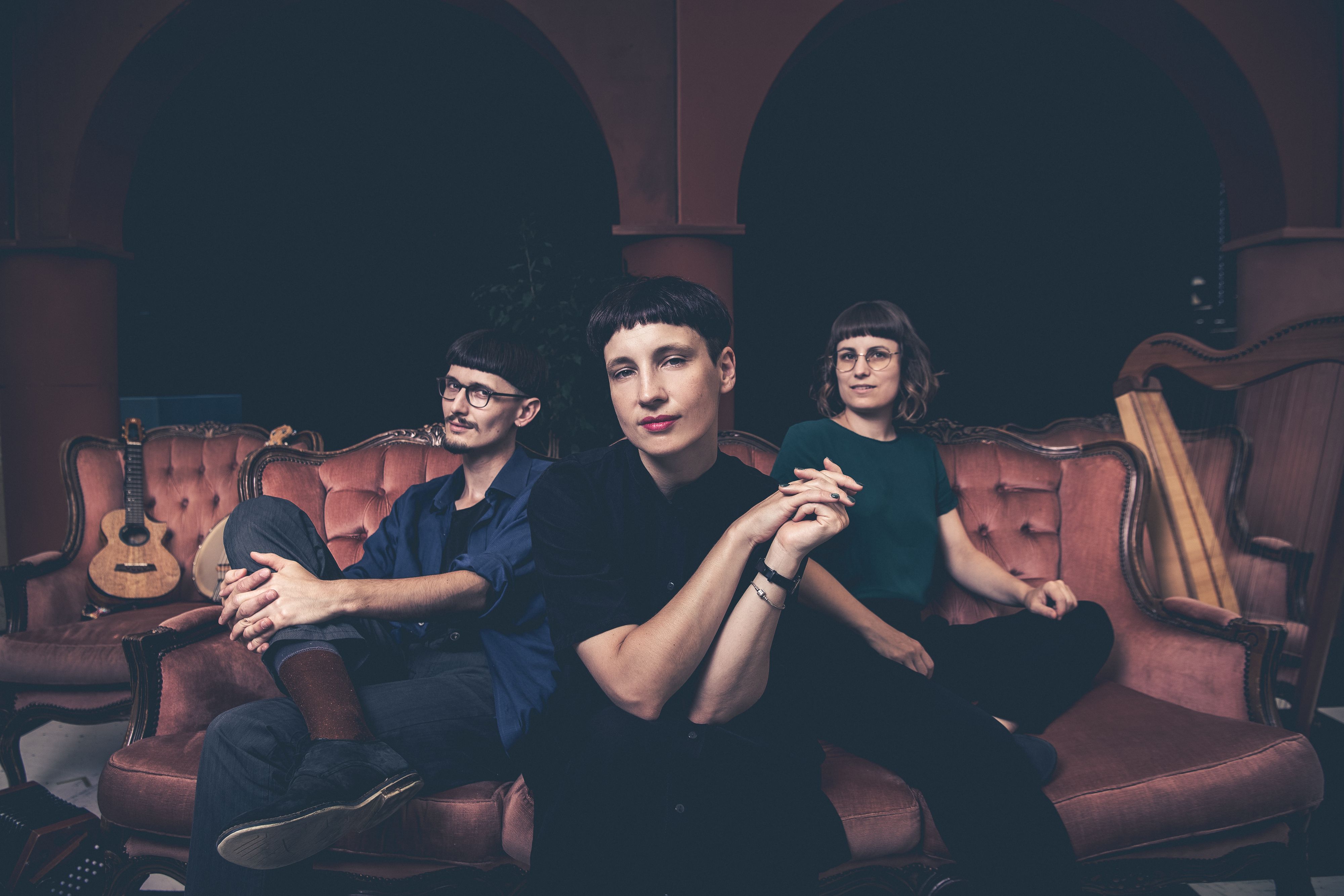 Eröffnungskonzert MOST/4-Festival 2025 mit der neuen Mostviertler Welle, kuratiert von Bernhard Scheiblauer (li.) und Sarah Metzler (re.), die sowohl als SarahBernhardt als auch gemeinsam mit Sigrid Horn (m.) auftreten werden.