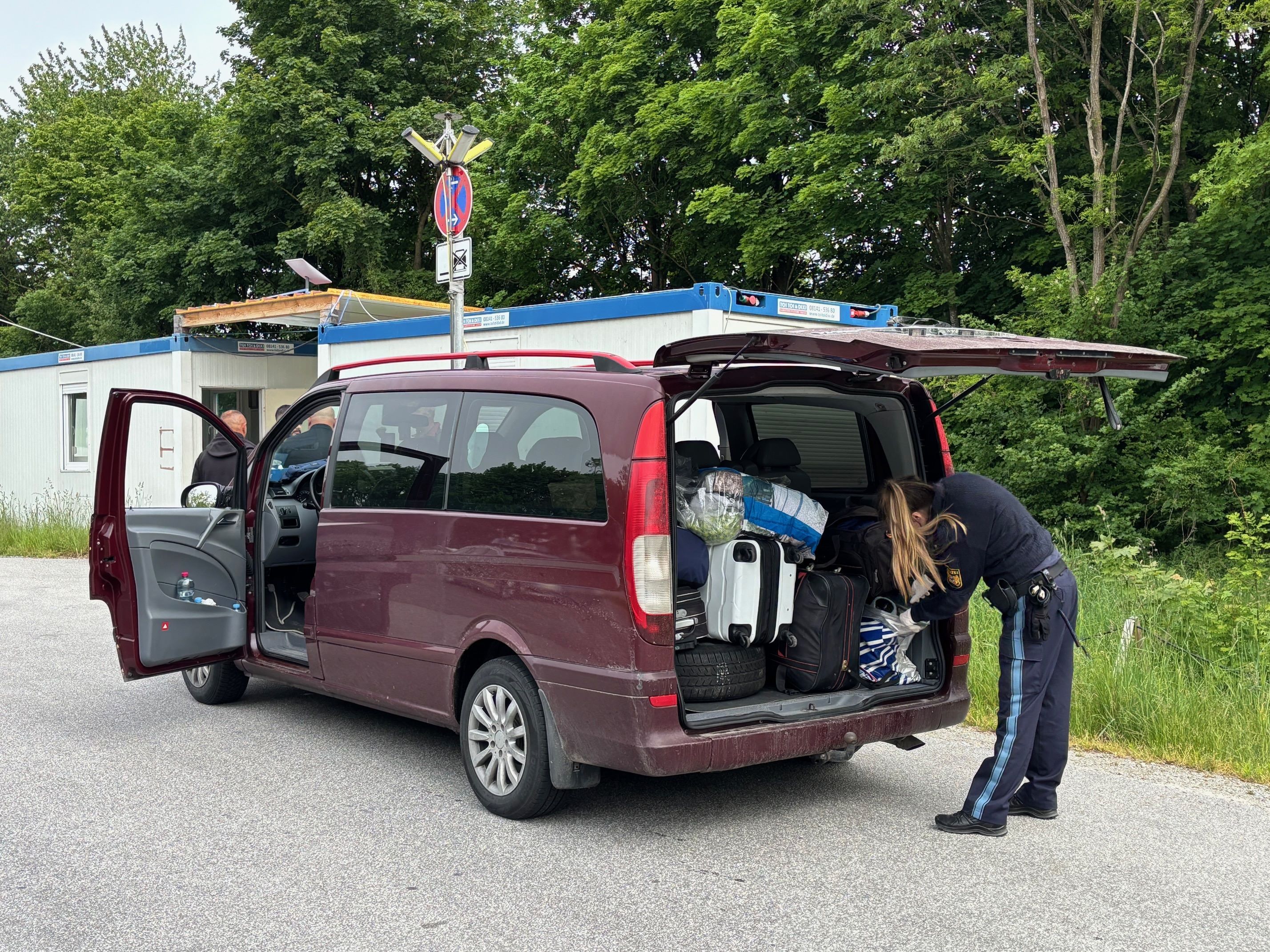 Deutsche Grenzbeamte bei der Kontrolle eines Fahrzeugs am Donnerstag in Schärding.