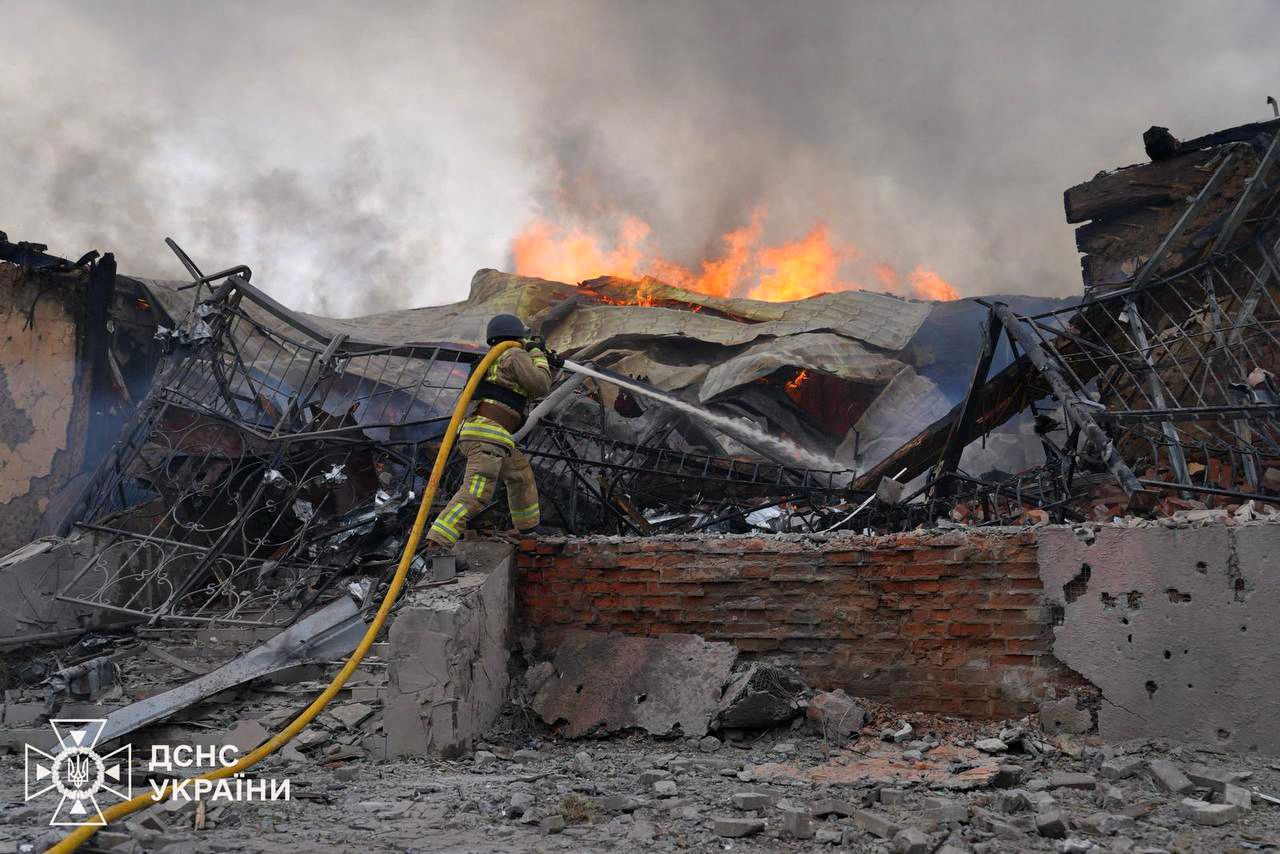 Russische Flugzeuge hätten wiederholt Lenkbomben über Sumy abgeworfen, teilte die Luftwaffe am frühen Morgen mit. Im Bild: Sumy nach einem Angriff am Dienstag.