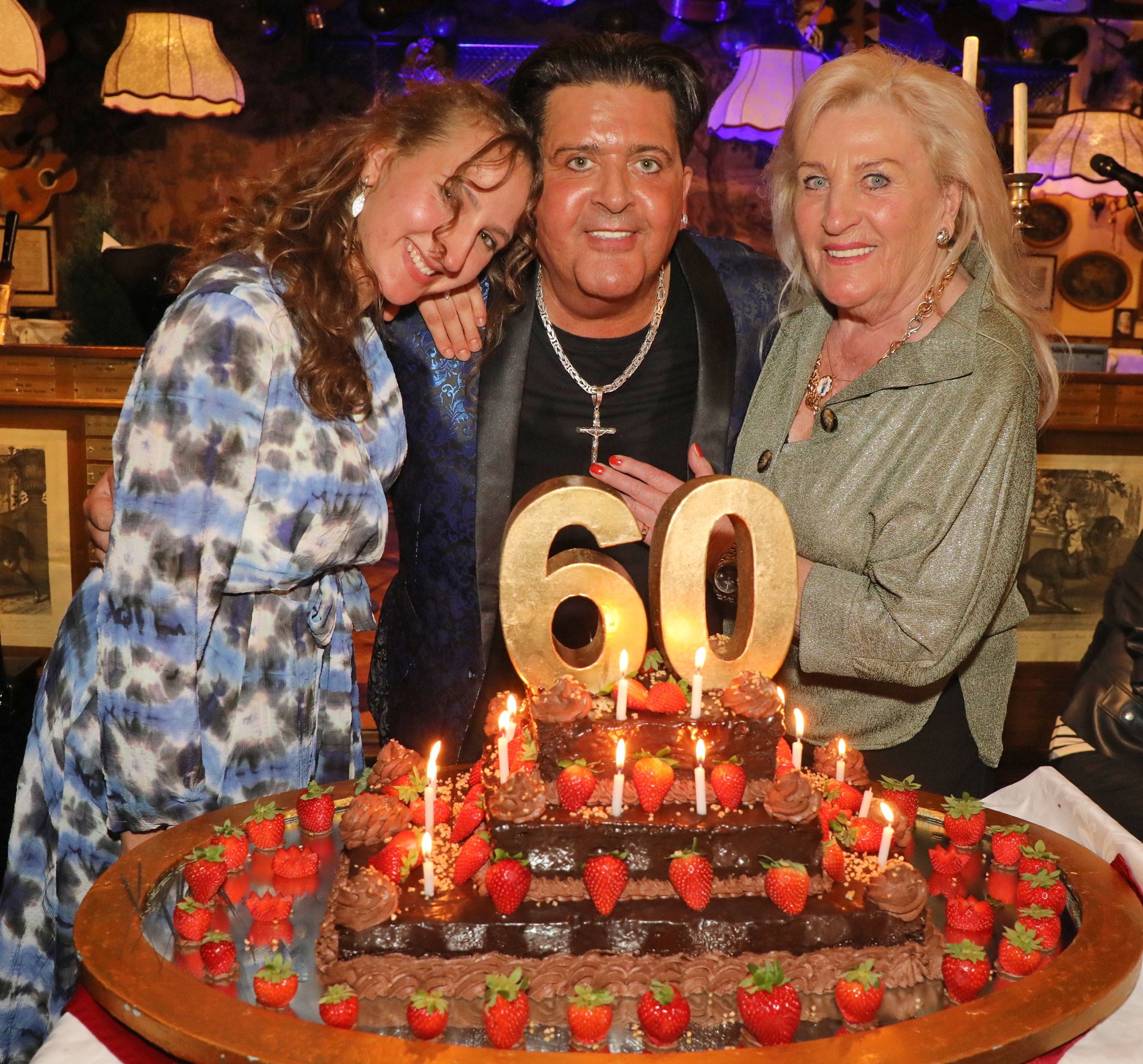Tony Wegas feierte mit Tochter Lena und Mama Hilde und vielen mehr seinen 60. Geburtstag. 