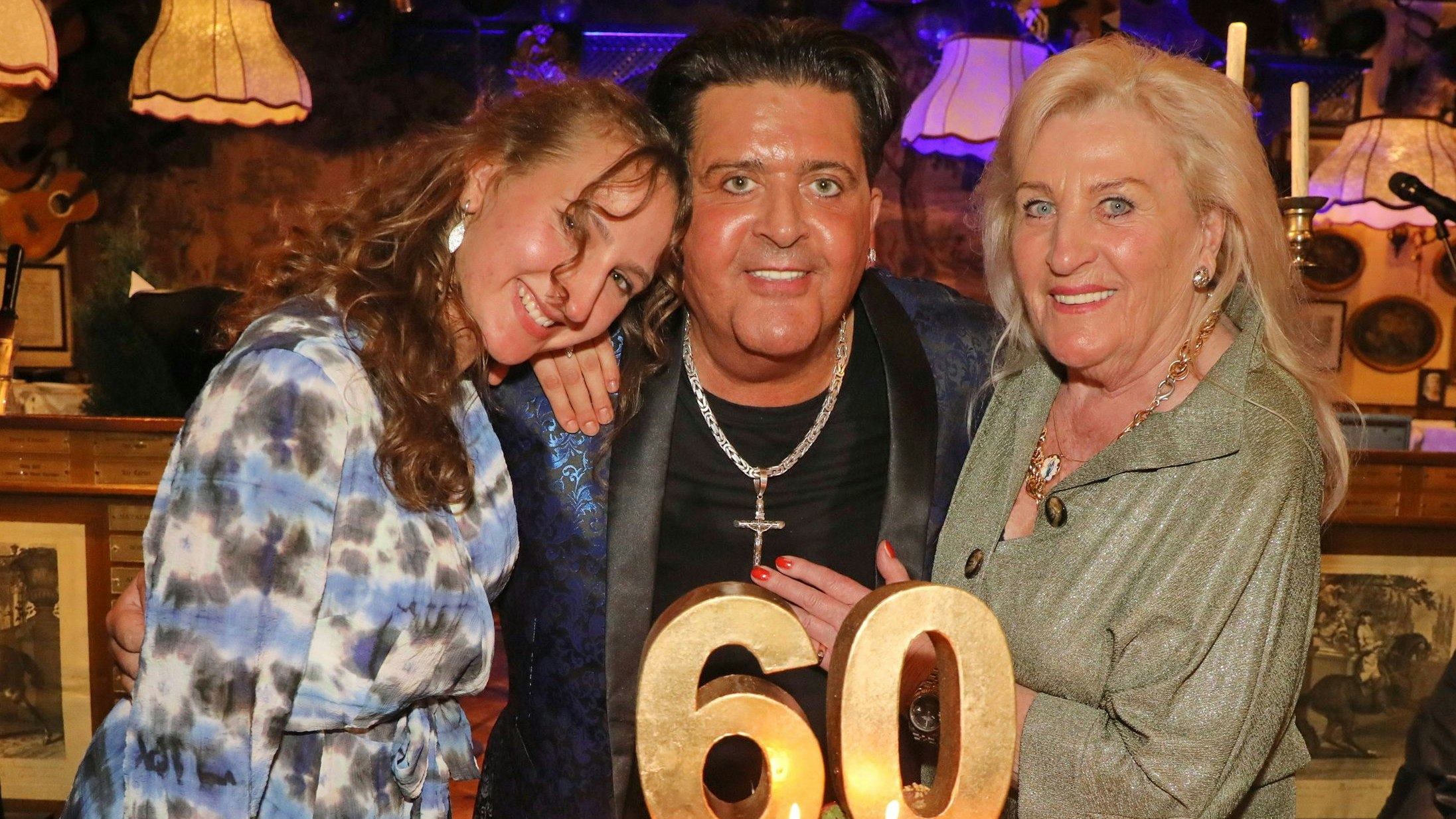 Tony Wegas feierte mit Tochter Lena und Mama Hilde und vielen mehr seinen 60. Geburtstag. 