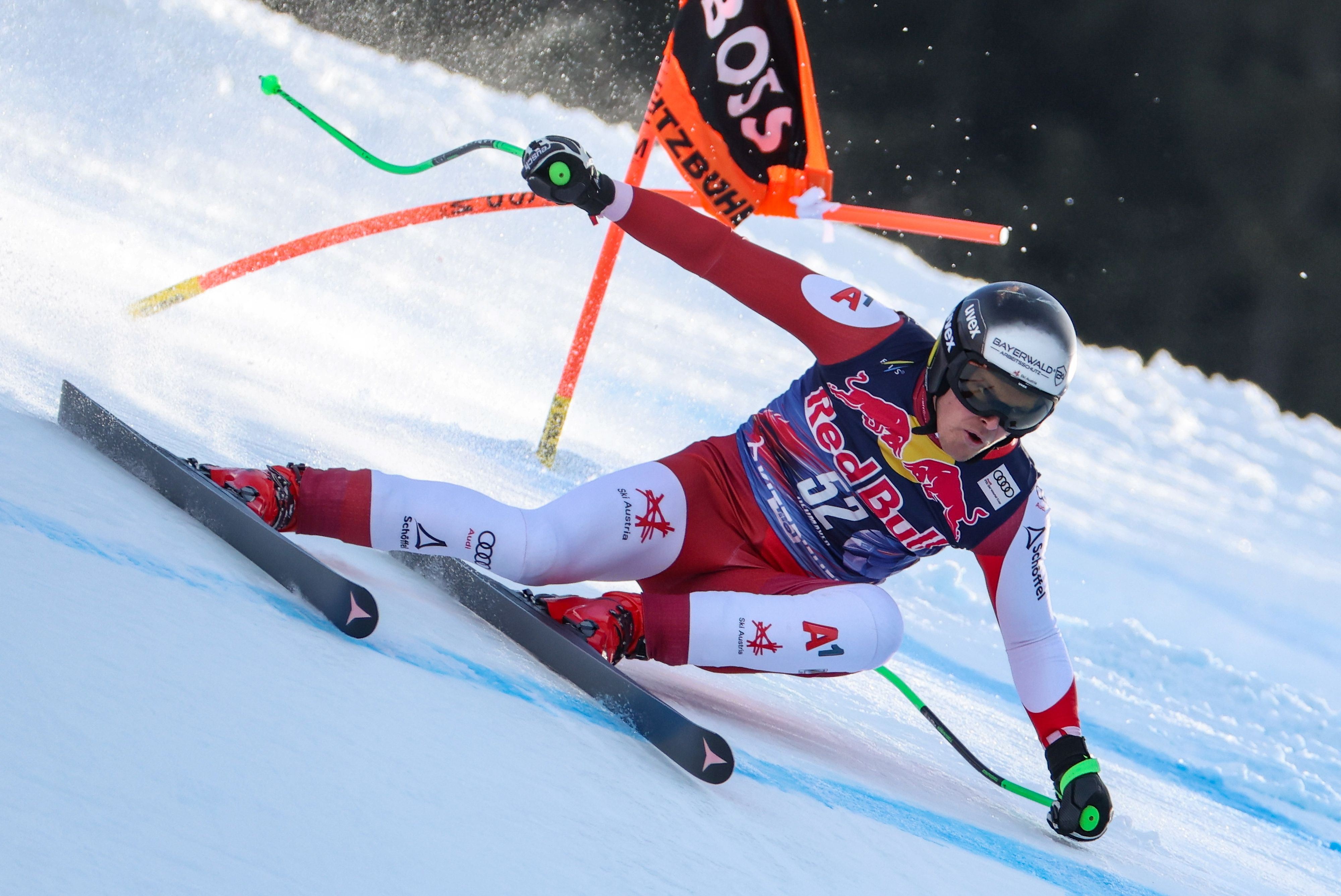 Christopher Neumayer rast in Kitzbühel ins Tal.