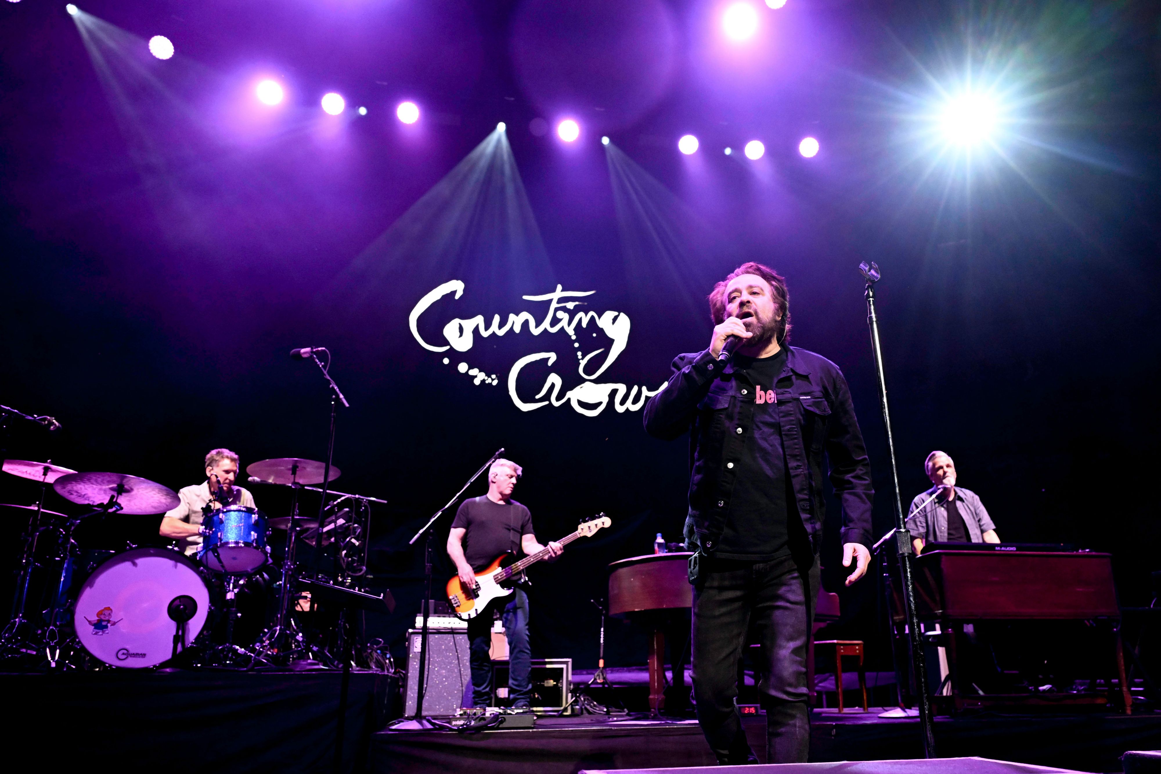 Frontmann <strong>Adam Duritz</strong> (2.v.r.) und seine <strong>Counting Crows</strong> live in Hollywood, 2024.