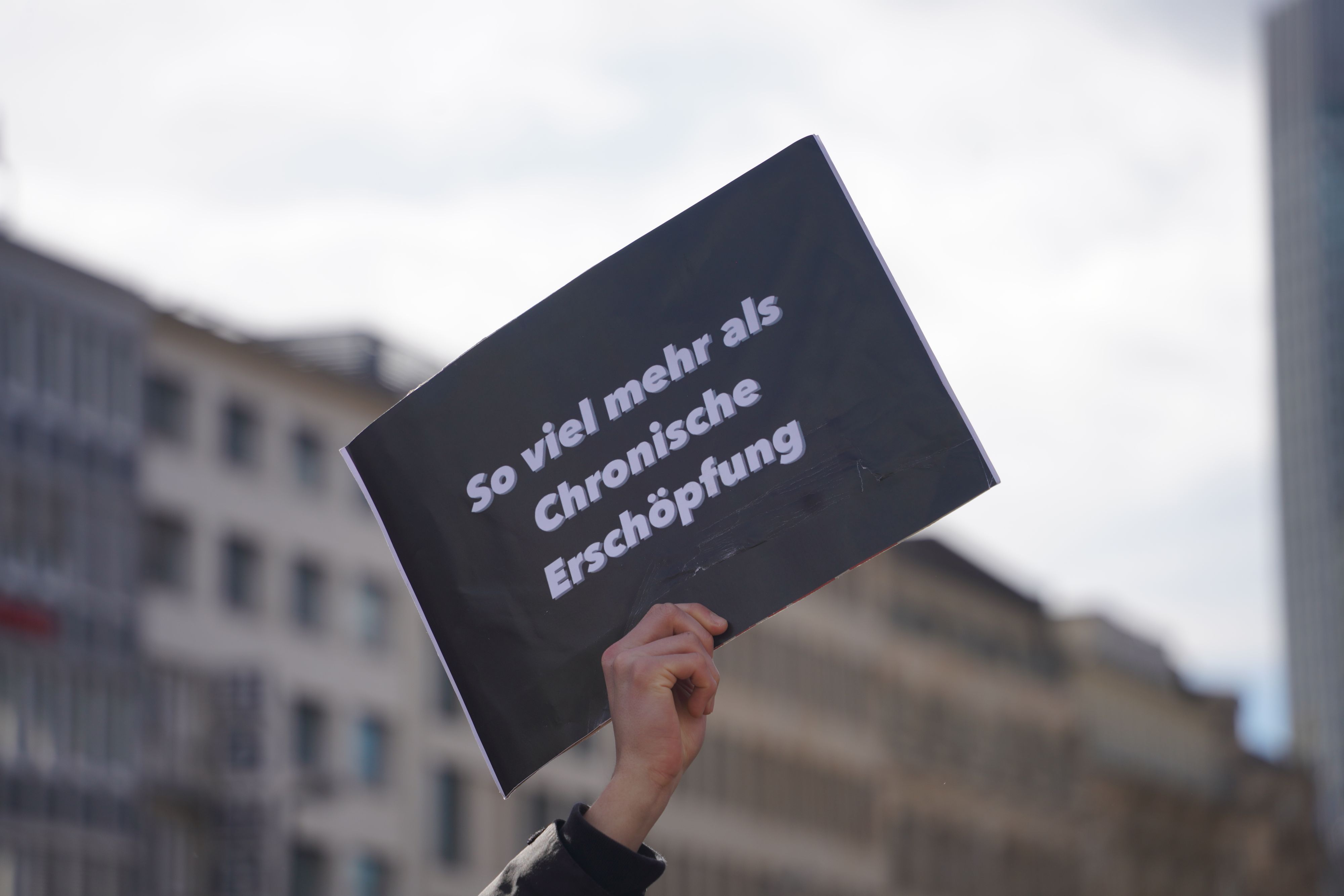 Für mehr Aufmerksamkeit findet am kommenden Montag, 12. Mai von 16.00 bis 18.00 Uhr am Wiener Heldenplatz eine ME/CFS-Protestaktion statt.