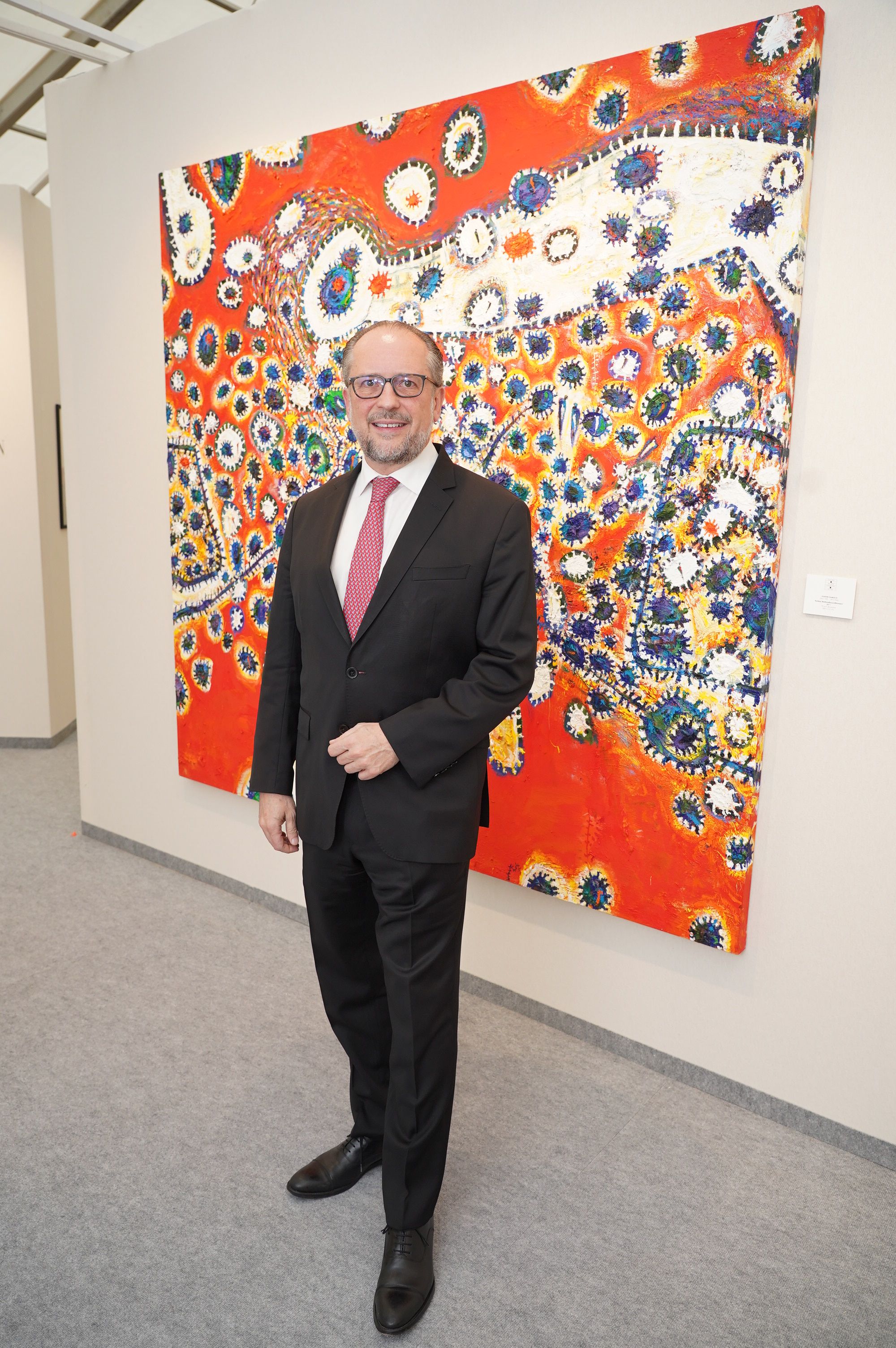 Bundeskanzler Alexander Schallenberg zeigte sich von der Kunst begeistert.