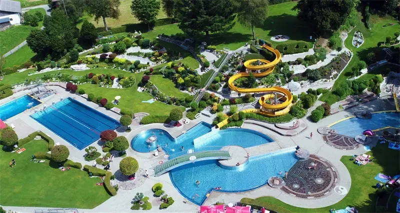 Die Krise bei KTM zieht weite Kreise. Auch Freizeiteinrichtungen sind schon betroffen. Im Bild: Freibad Mattighofen (Bez. Braunau)