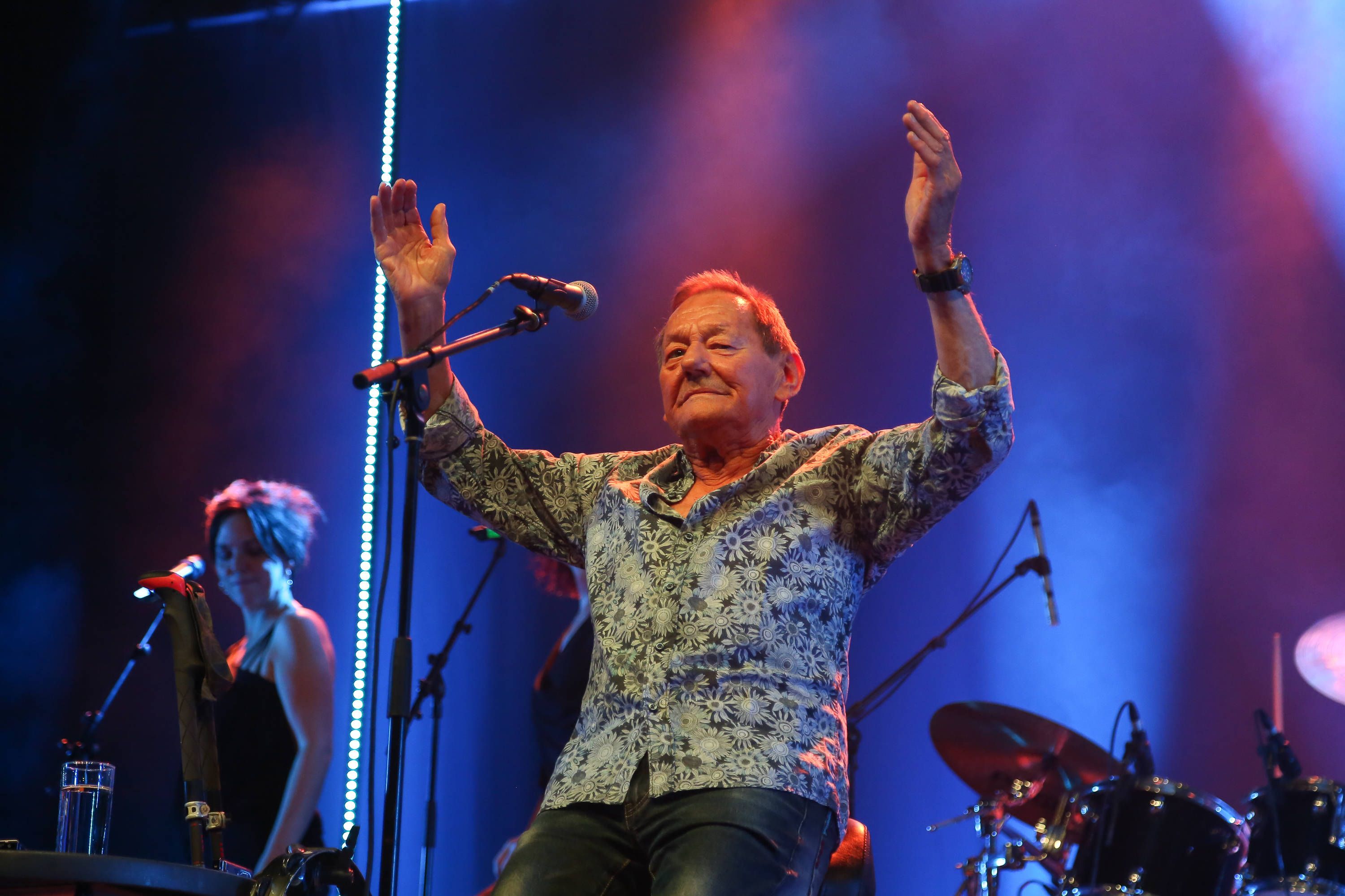 Wolfgang Ambros darf seine Konzerte spielen. 