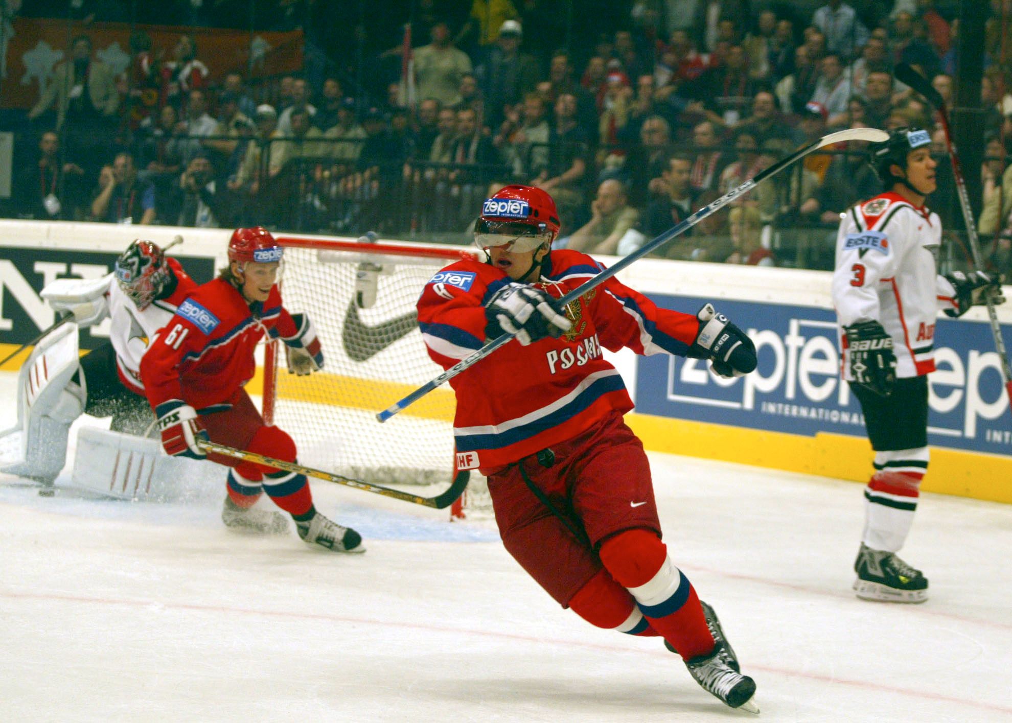 Alexander Ovechkin bringt Russland 2005 in der Stadthalle gegen Bernd Brückler und die ÖEHV-Cracks in Führung.