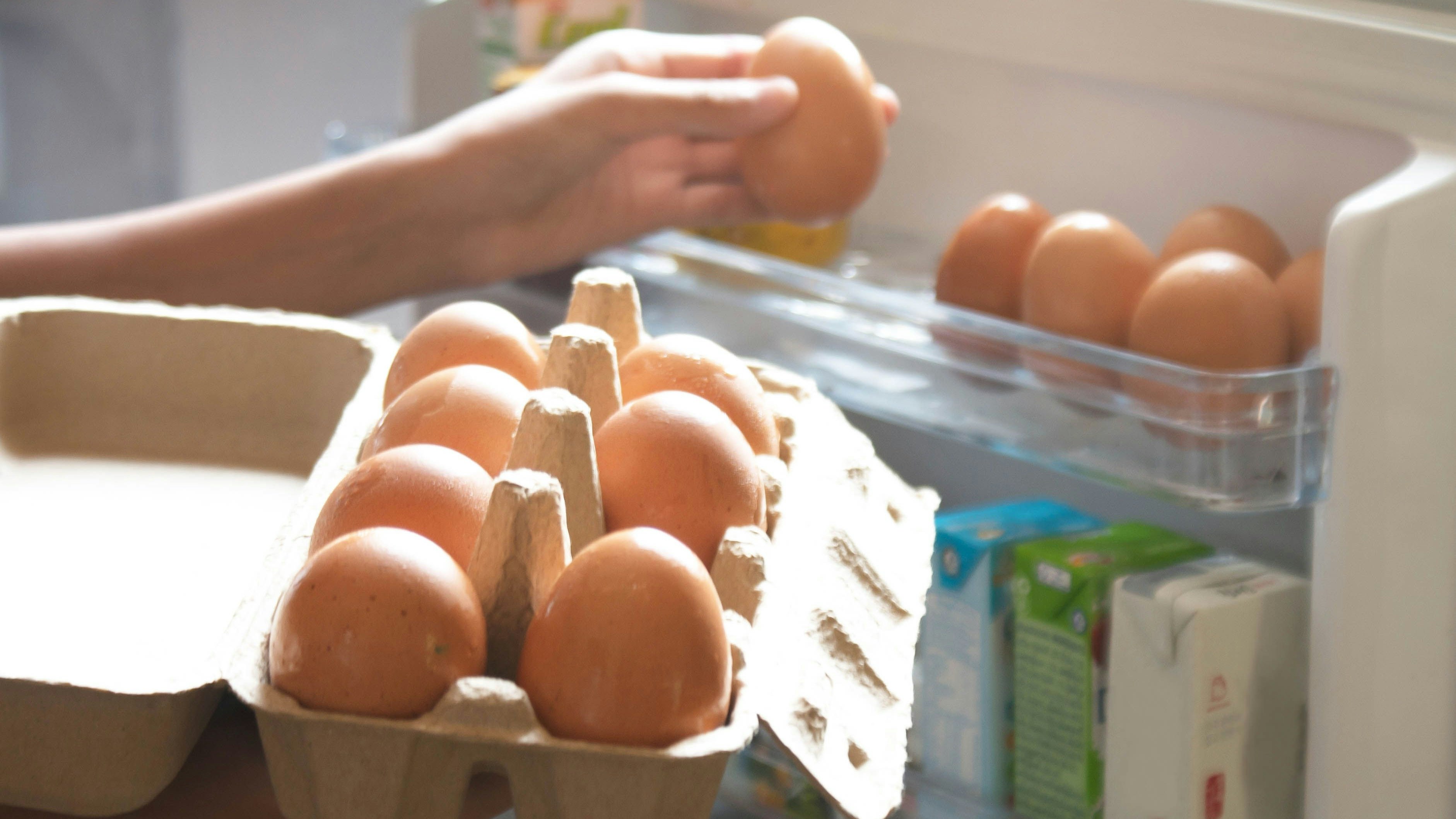 Eier sollte man nicht unbedingt in der Kühlschranktür lagern.