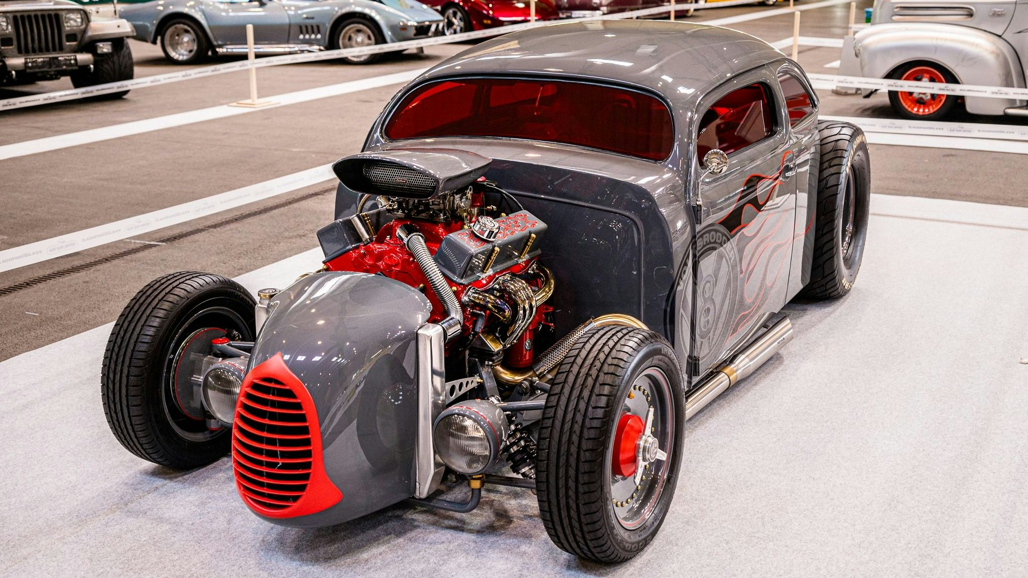 Auch dieses Jahr erwarten dich auf der größten Oldtimer-Messe Österreichs spektakuläre Sonderausstellungen und "Geburtstage", die Automobilgeschichte gezeichnet haben.