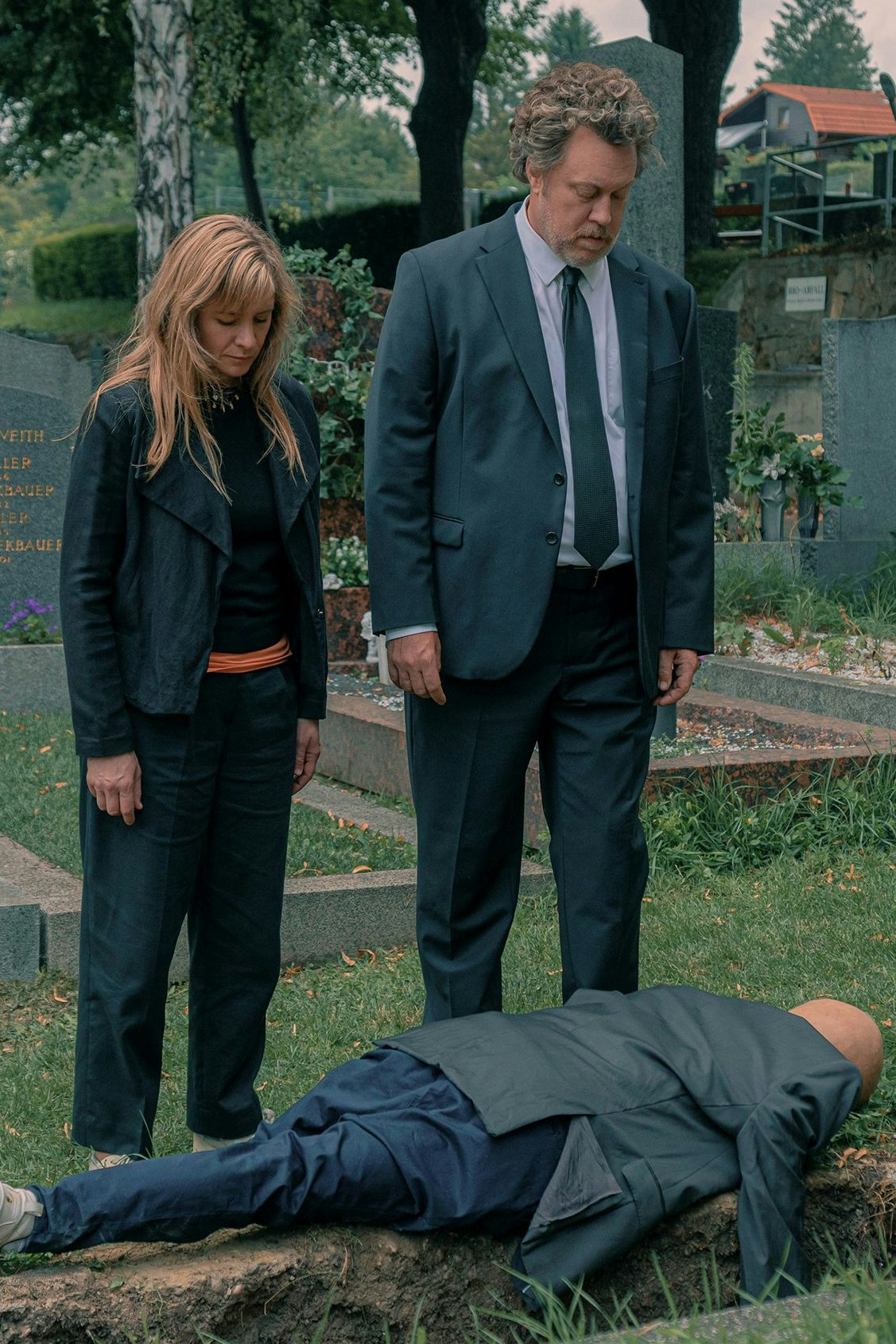 "Wird der wieder?" Julia Jentsch und Nicholas Ofczarek in der neuen österreichischen Friedhofs-Serie "Drunter und Drüber" auf Amazon Prime