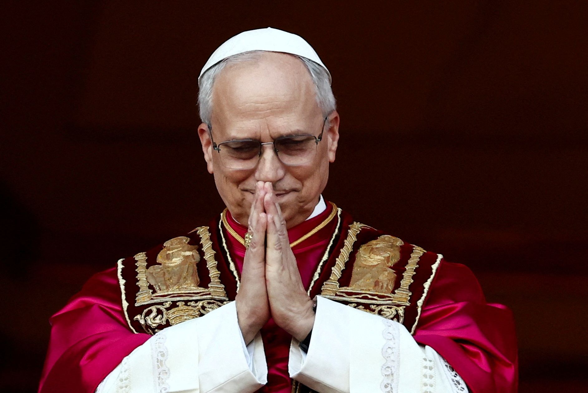 Mehrmals schluckt er leer: Papst Leo XIV. ist sichtlich gerührt.