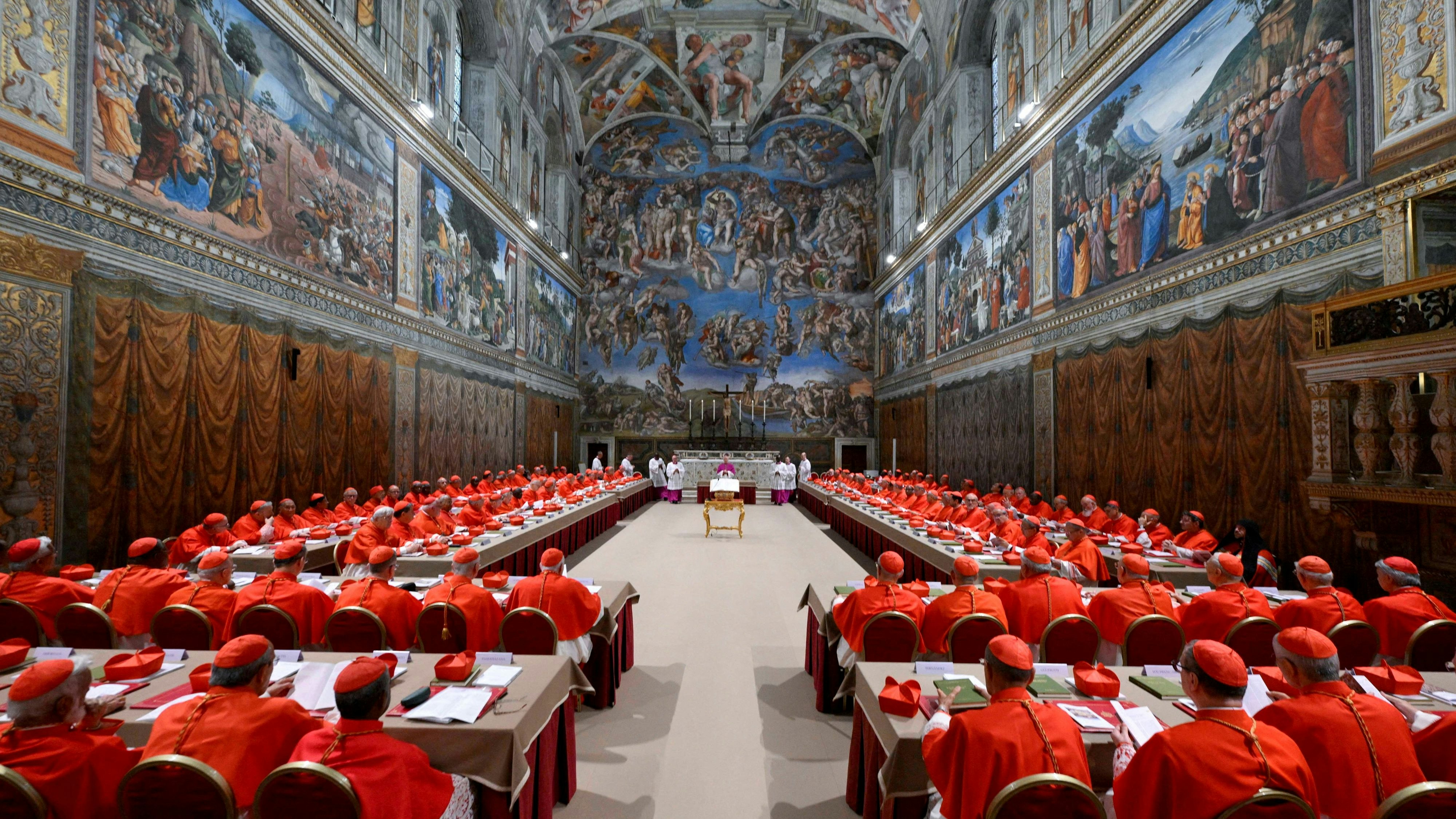 Blick in die Sixtinische Kapelle - hier wählen hinter verschlossenen Türen 133 Kardinäle den neuen Papst. Einer von ihnen wird es.