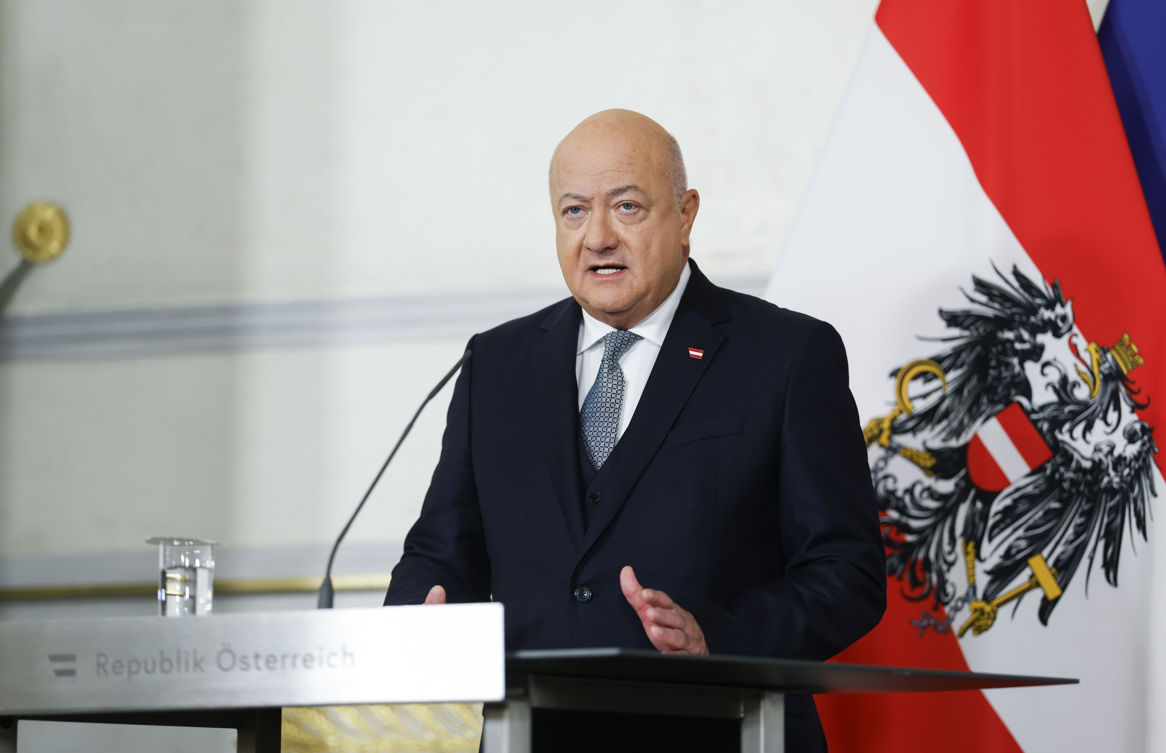 Bundeskanzler Christian Stocker (ÖVP) im Rahmen des Gedenkens an die Befreiung vom Nationalsozialismus und an die Beendigung des Zweiten Weltkrieges in Europa.