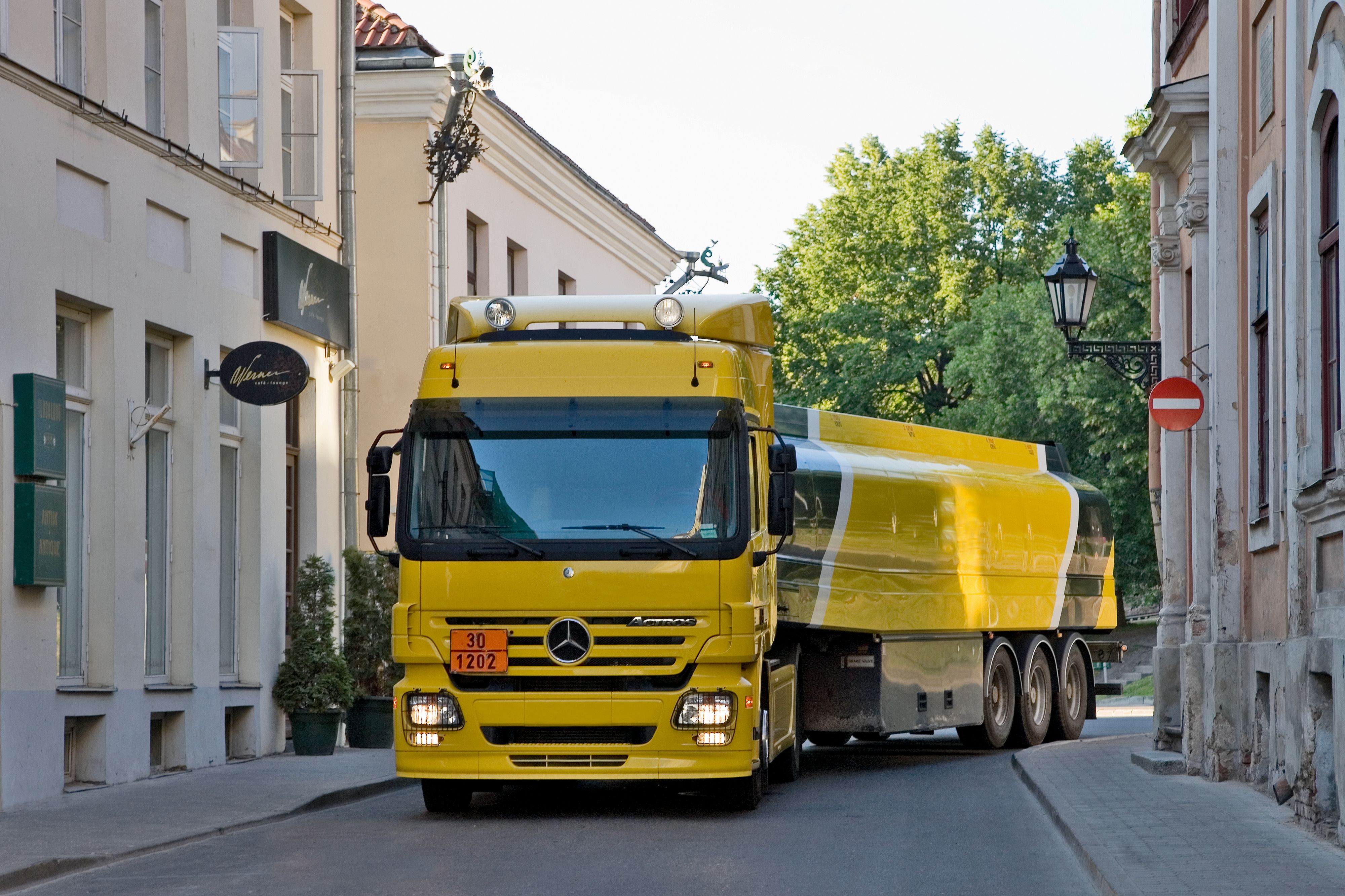 Der Lkw blieb in einer Kurve stecken. (Symbolbild)