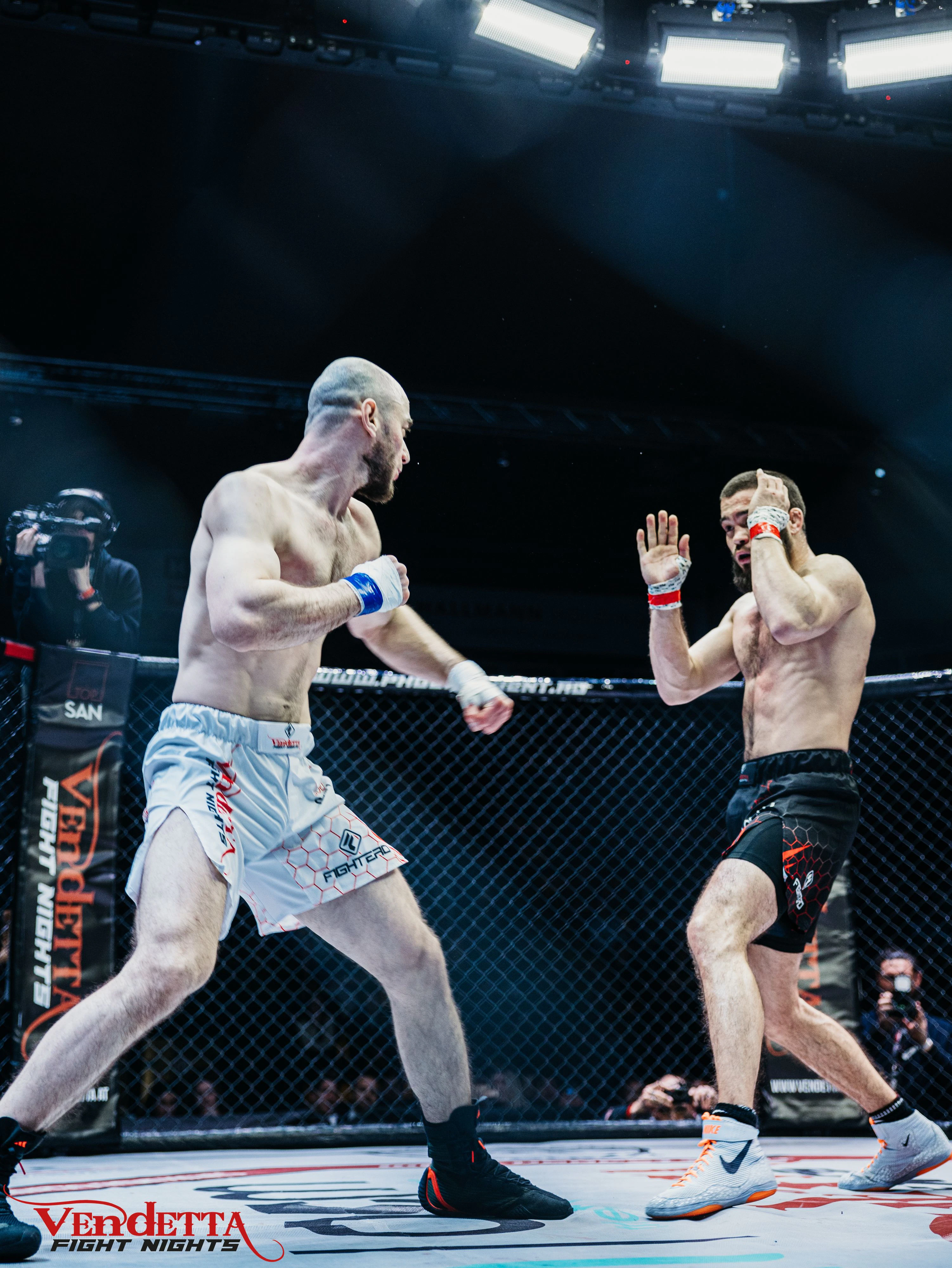 Boxen ohne Handschuhe  Hrter, brutaler  Kampfsporttrend erobert  sterreich | Heute.at