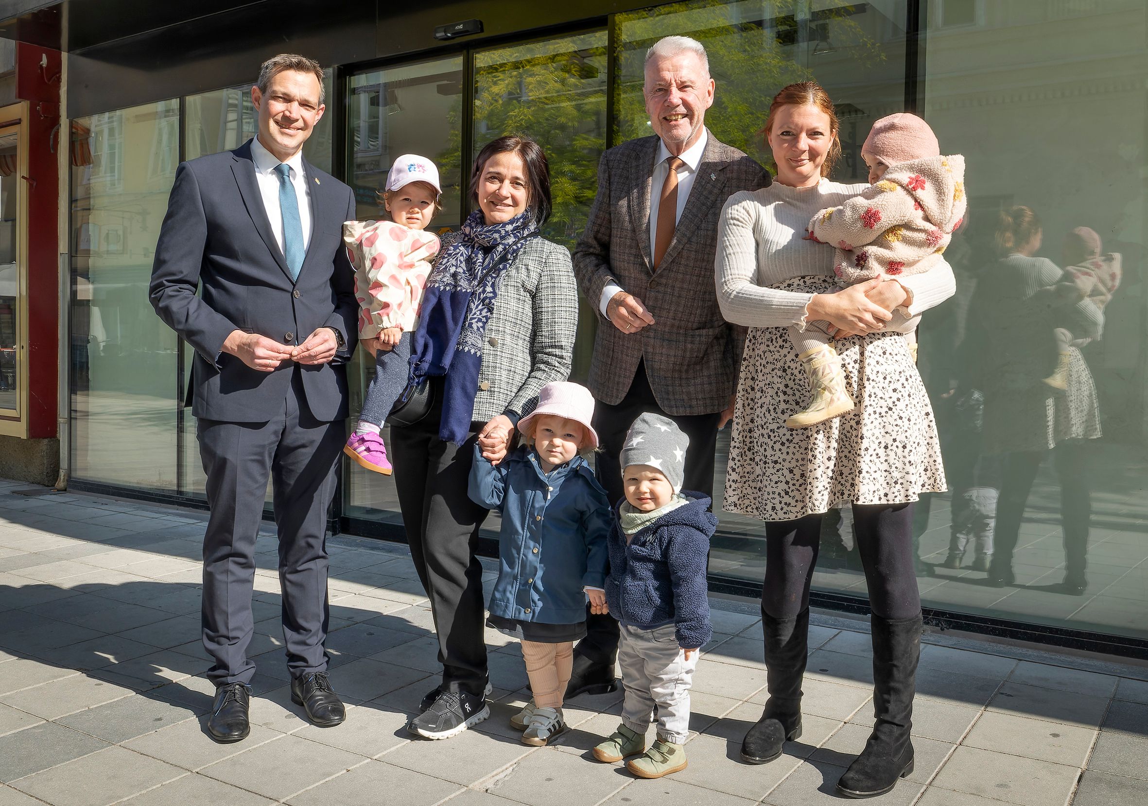 Bildungsstadtrat Philipp Gruber und Bürgermeister Klaus Schneeberger mit TLI Pedagogics Bildung-Geschäftsführerin Marion Hopfgartner (li.), Hausleitung Cornelia Petzwinkler und den Kindern Laura, Caroline, Niklas und Malea.