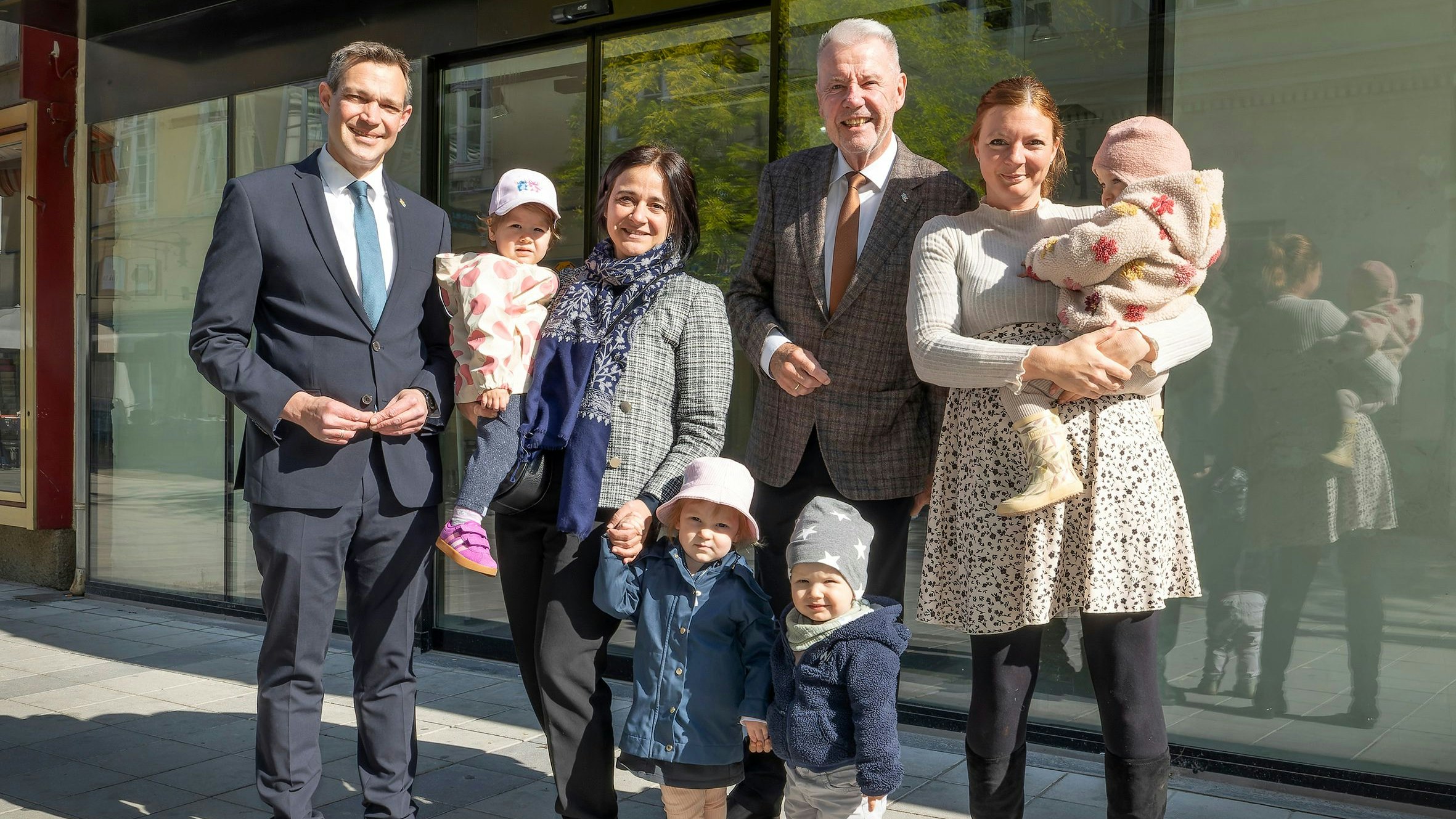 Bildungsstadtrat Philipp Gruber und Bürgermeister Klaus Schneeberger mit TLI Pedagogics Bildung-Geschäftsführerin Marion Hopfgartner (li.), Hausleitung Cornelia Petzwinkler und den Kindern Laura, Caroline, Niklas und Malea.