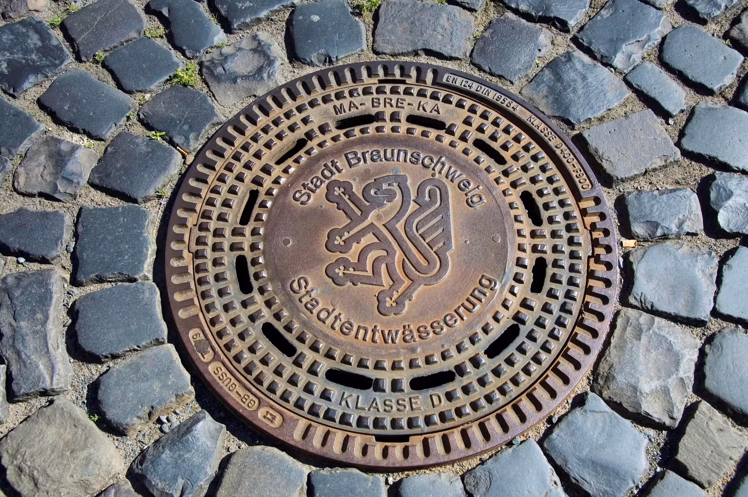 Tragischer Todesfall in Braunschweig: Ein Mann fiel in einen Gully und kam dabei ums Leben.