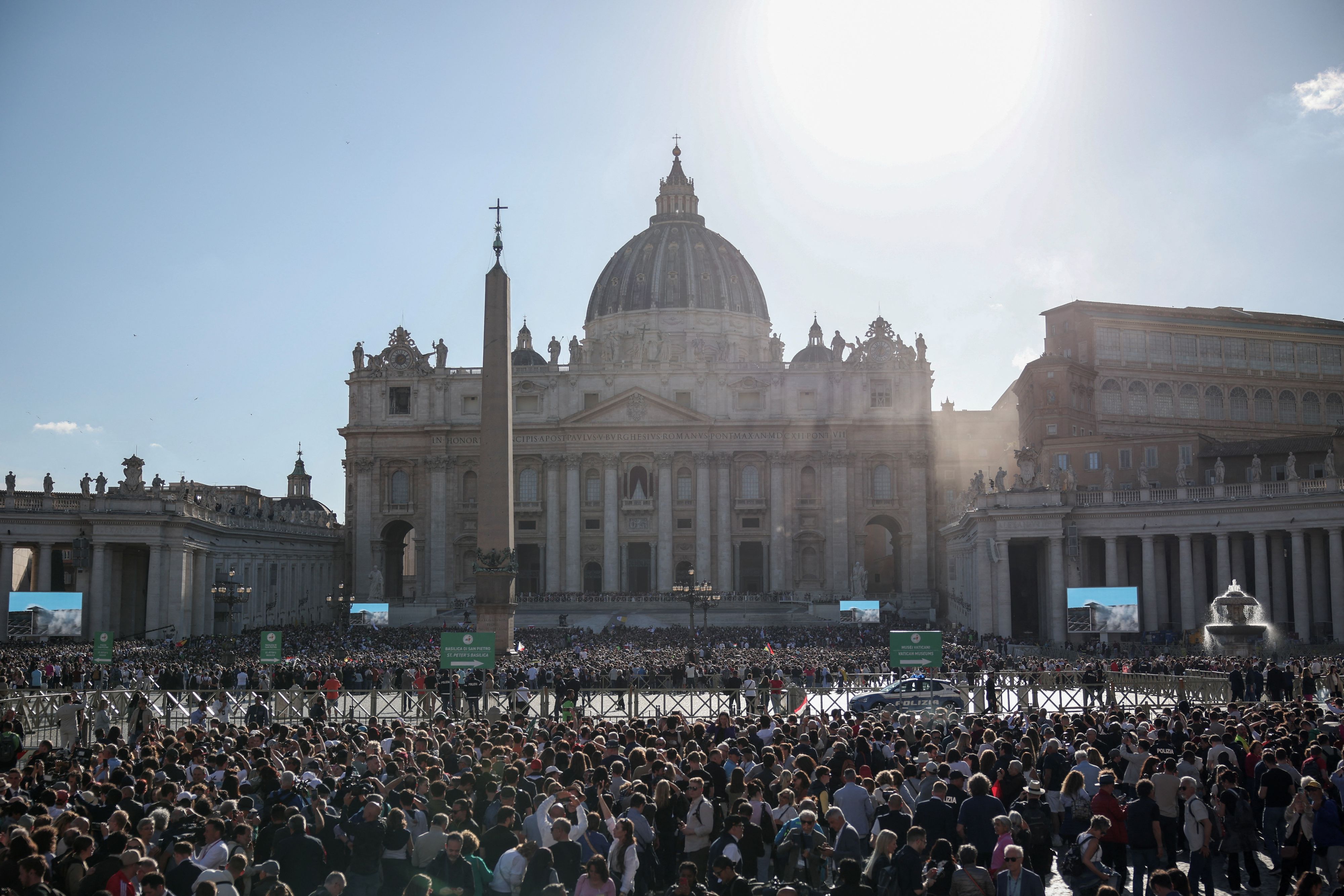 ...umringt von tausenden jubelnden Menschen.