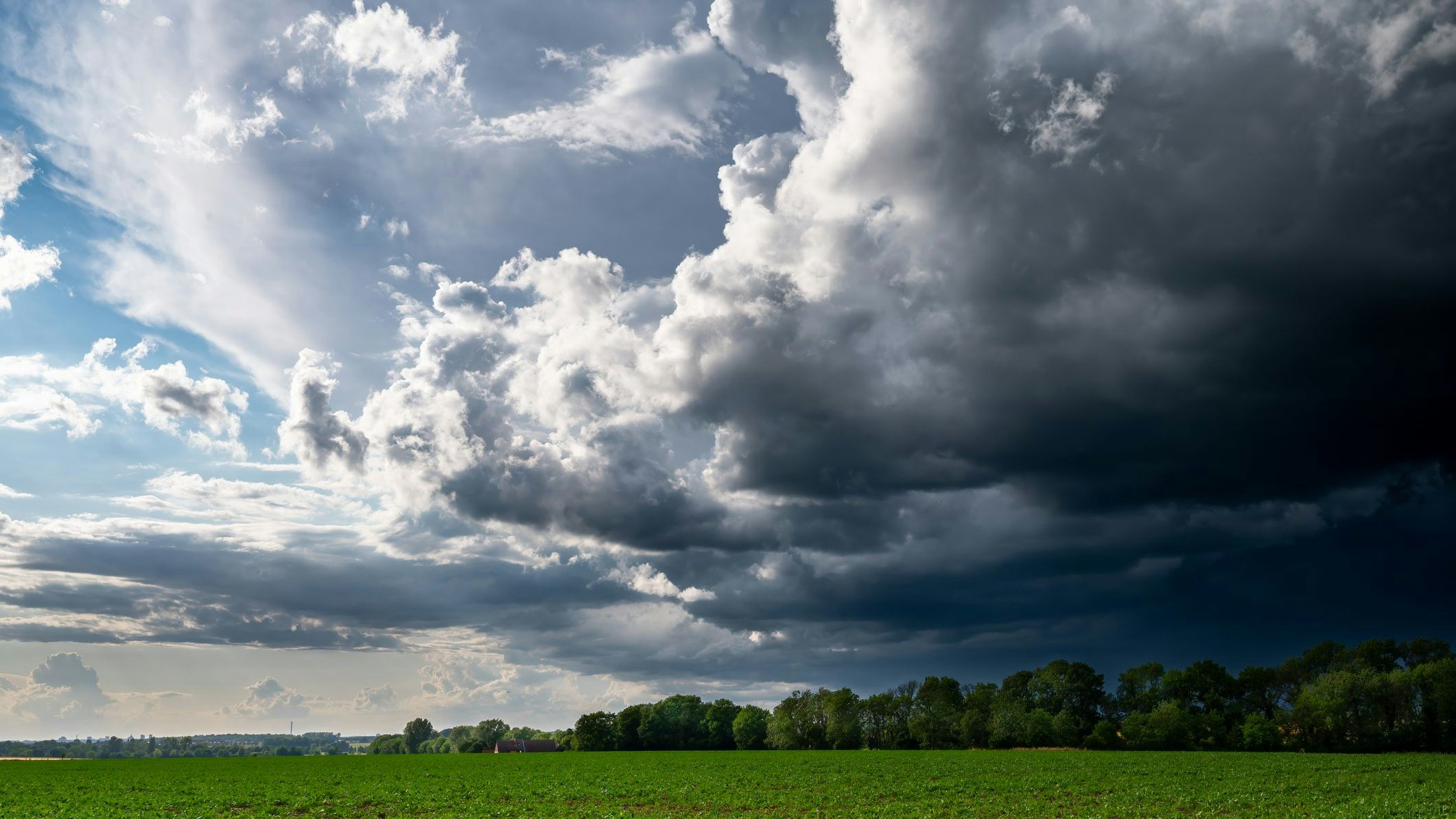 Zur neuen Woche bringt eine Kaltfront erneut unbeständiges Wetter nach Österreich. (Symbolbild)
