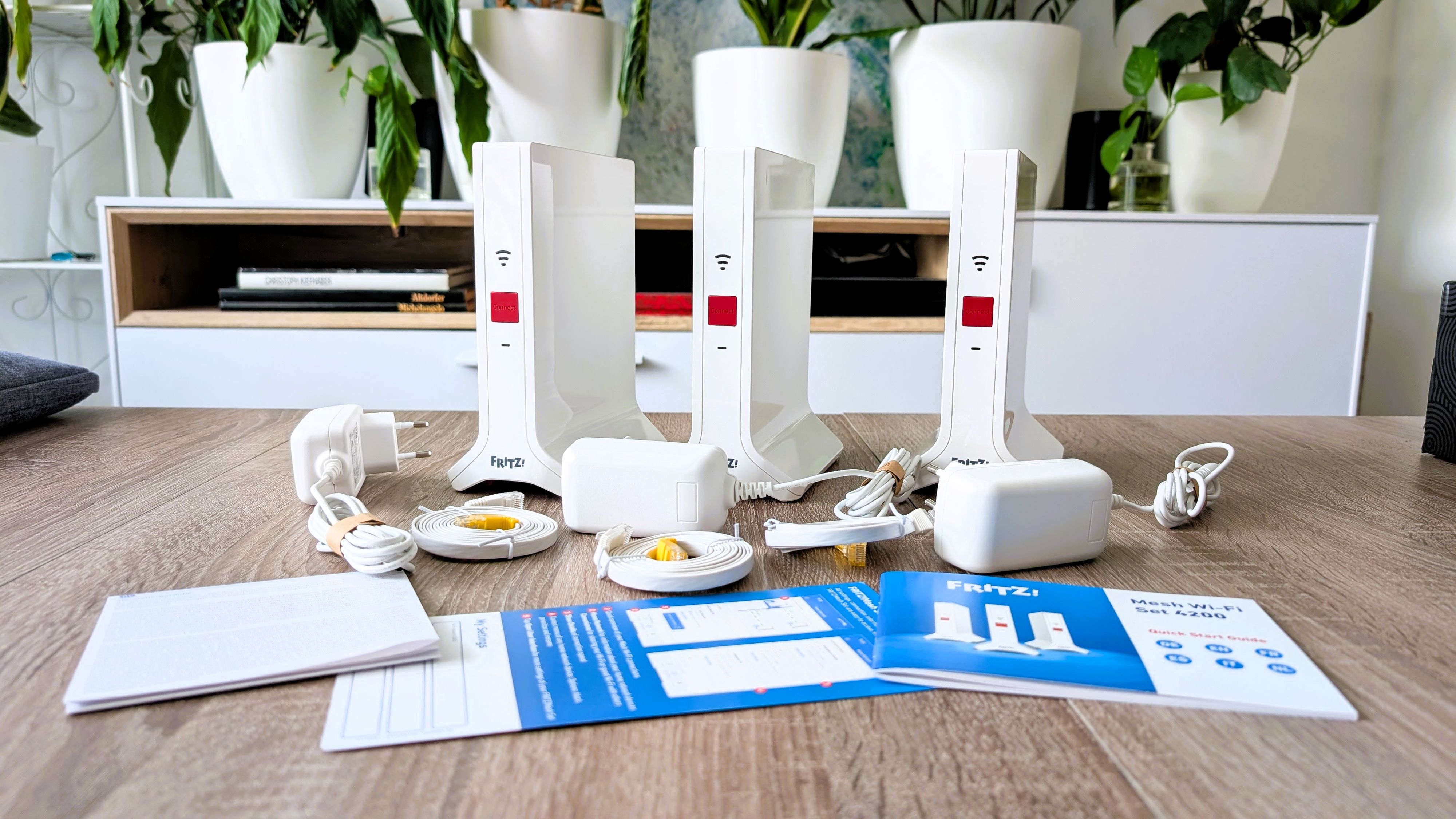 Die Repeater 3000 AX im Set kommen im typischen AVM-Design. Sie stehen senkrecht auf einem Standfuß.