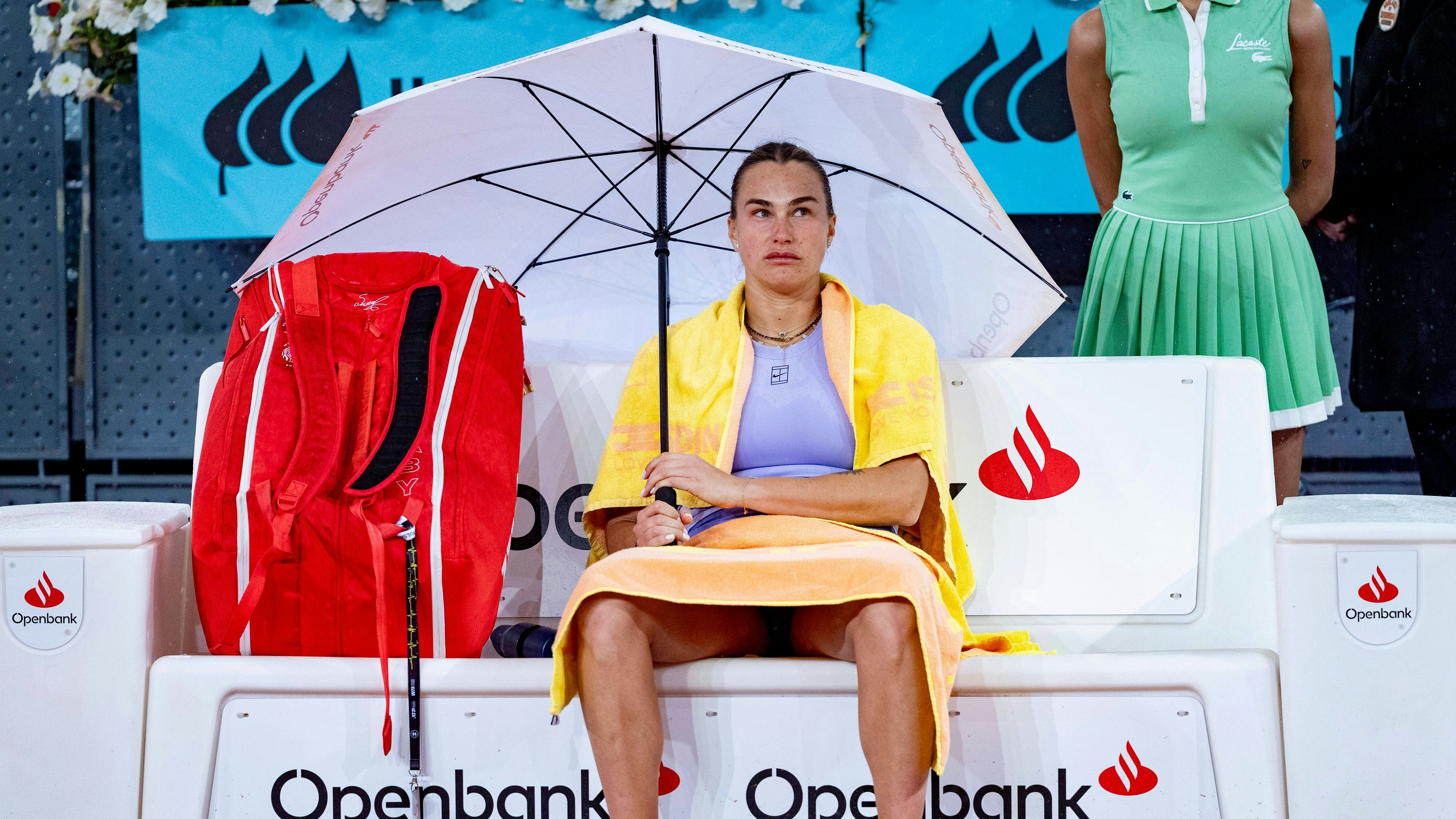 Aryna Sabalenka siegt ach dank Mätzchen am Platz. 