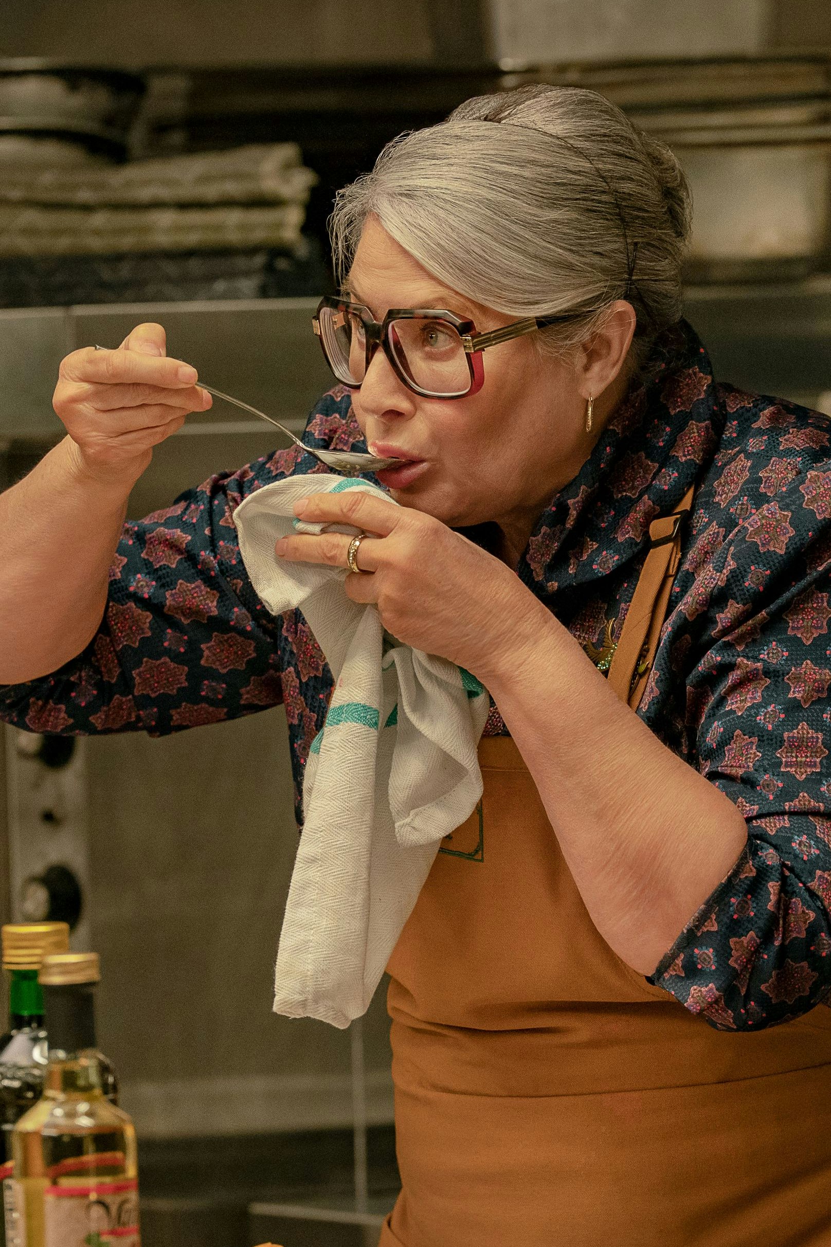 Das schmeckt! Lorraine Bracco als Nonna Roberta im neuen Feel-Good-Hit "Nonnas" auf Netflix