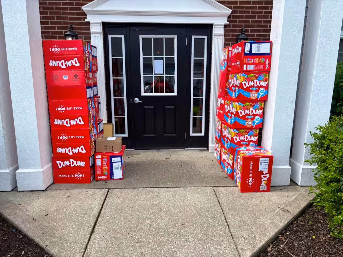 Plötzlich stapelten sich die Süßigkeiten-Schachteln vor dem Hauseingang: Ein Achtjähriger aus Kentucky bestellte versehentlich 70.000 Lutscher für 4.200 Dollar über das Handy seiner Mutter.