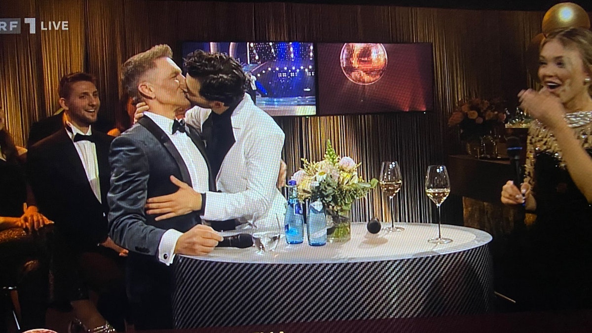 Damit hat er nicht gerechnet – “Dancing Star” Aaron Karl küsst Knoll live im ORF