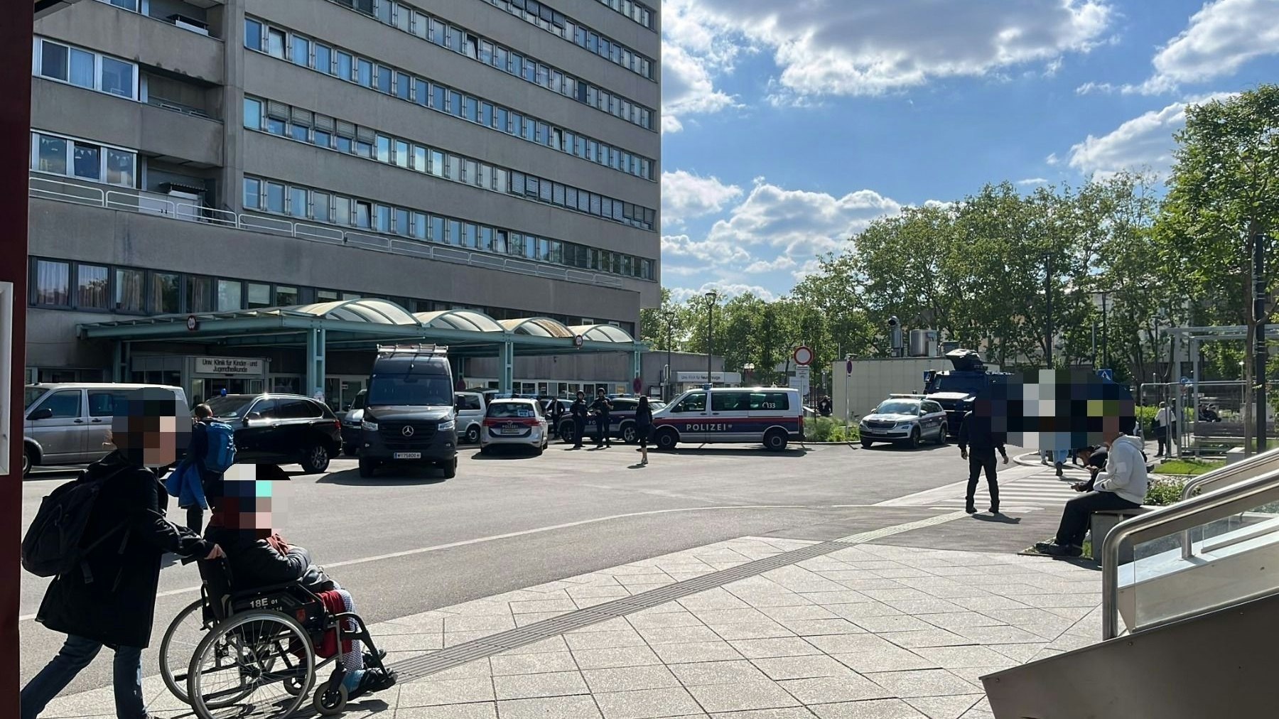 Zahlreiche Kräfte stehen im Großeinsatz.