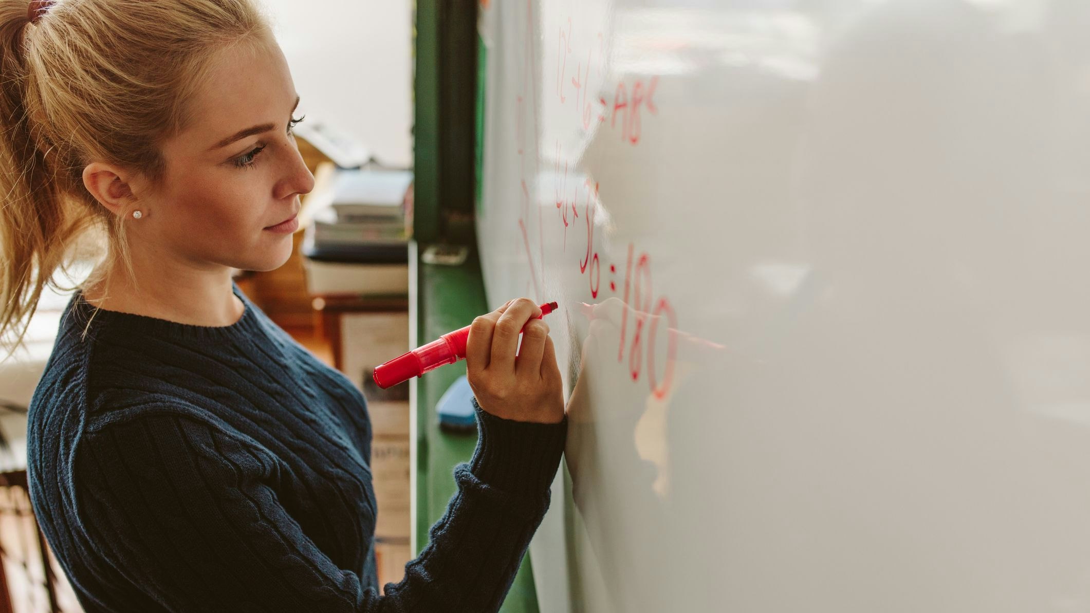 Künftige Lehrerin an der Schultafel (Symbolfoto)