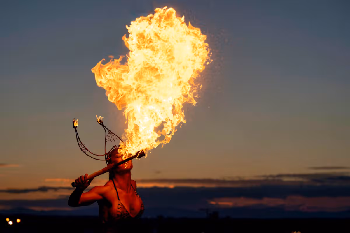 Ersten Erkenntnissen zufolge war ein Feuerschlucker unachtsam