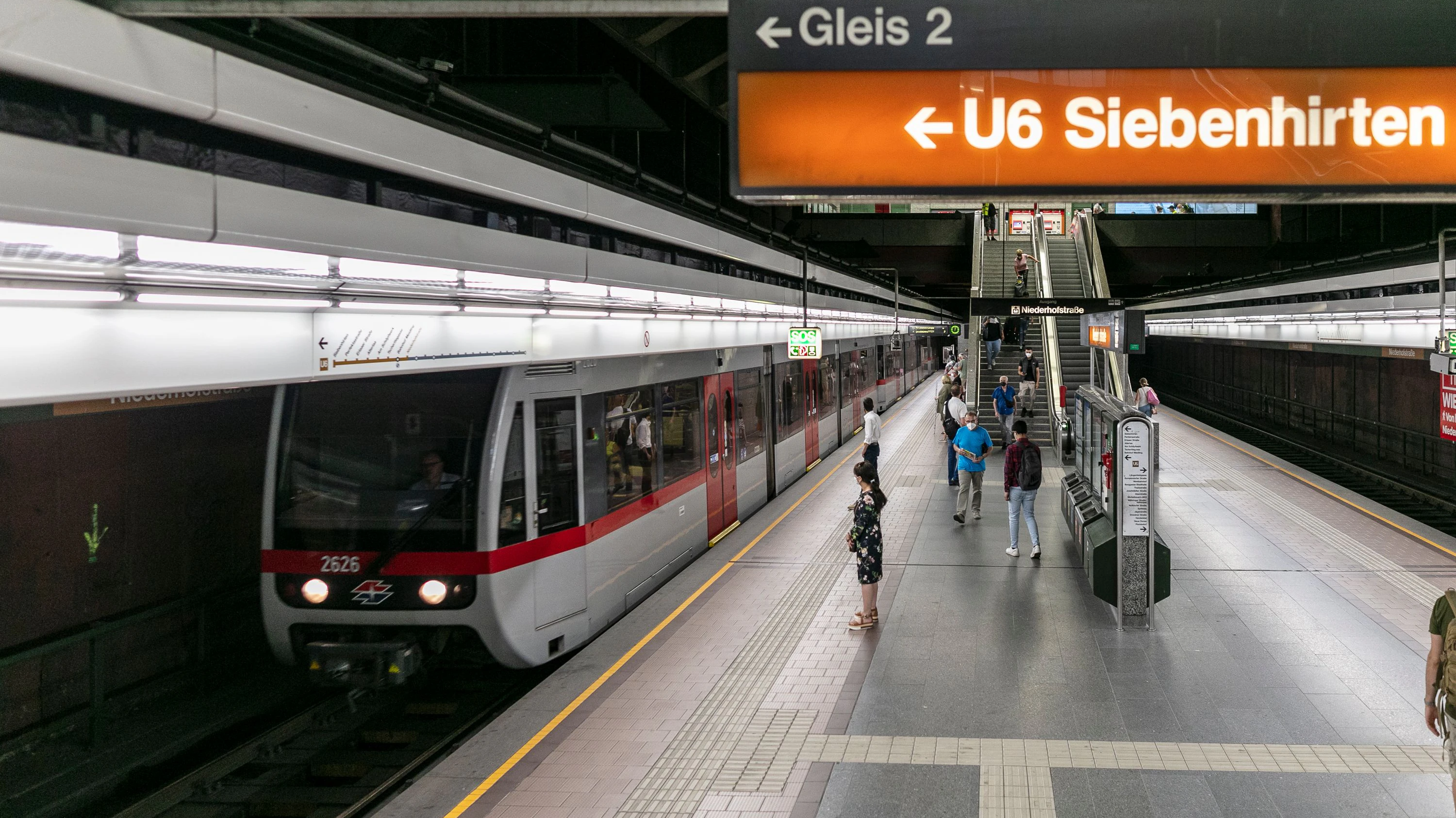 Die Linie U6 in der Haltestelle Niederhofstraße