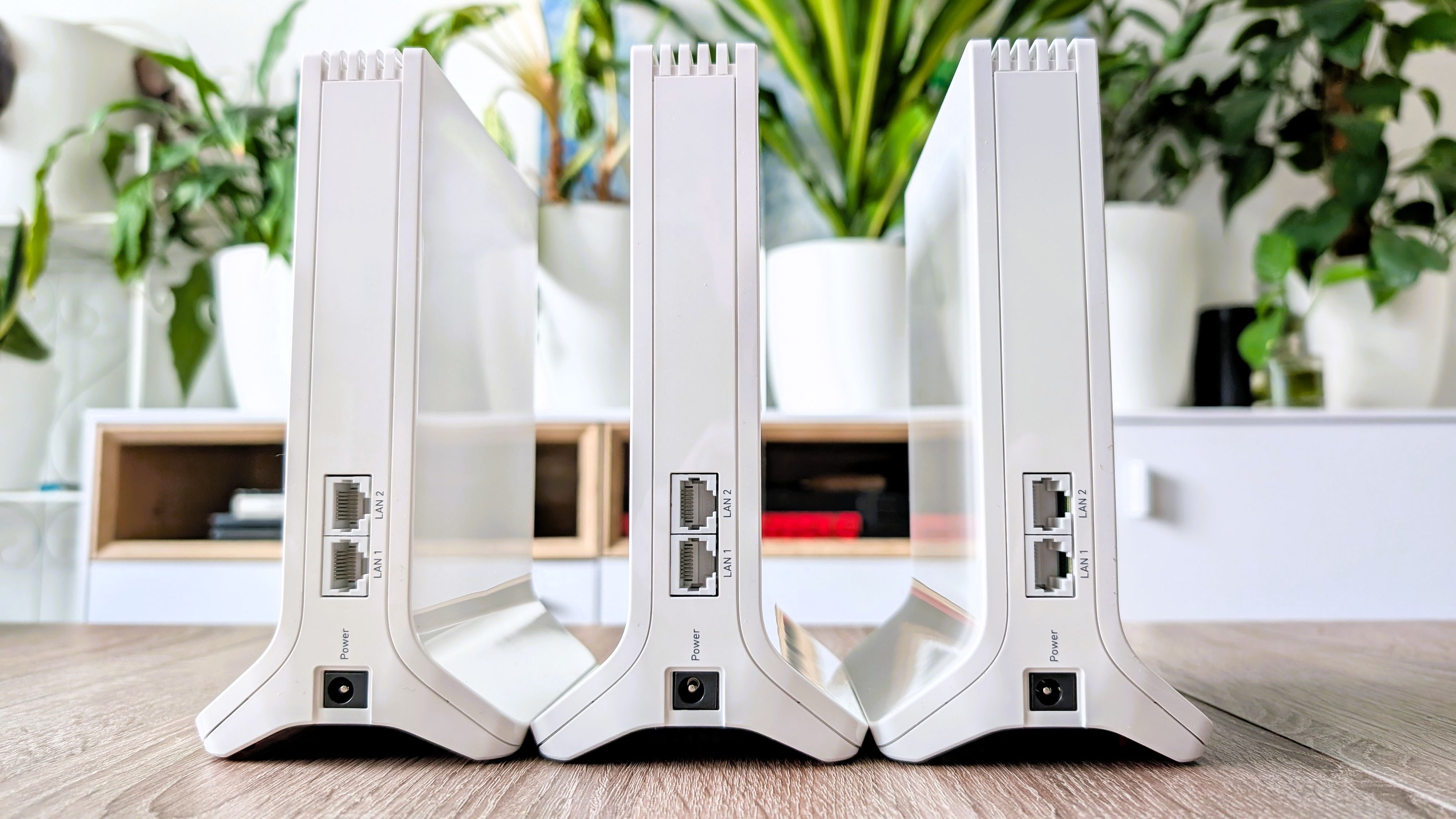 Pro Gerät stehen zwei Gigabit‑Ethernet-Ports zur Verfügung. Unterstützt werden alle gängigen WLAN‑Standards bis Wi‑Fi 6.