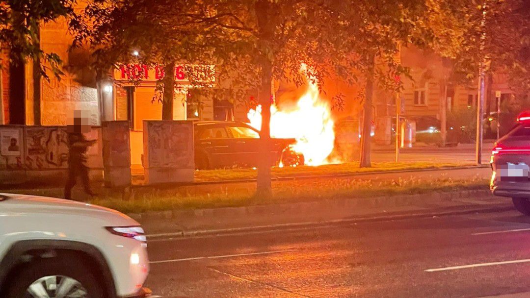 Crash am Wiener Gürtel – Auto brennt komplett aus.