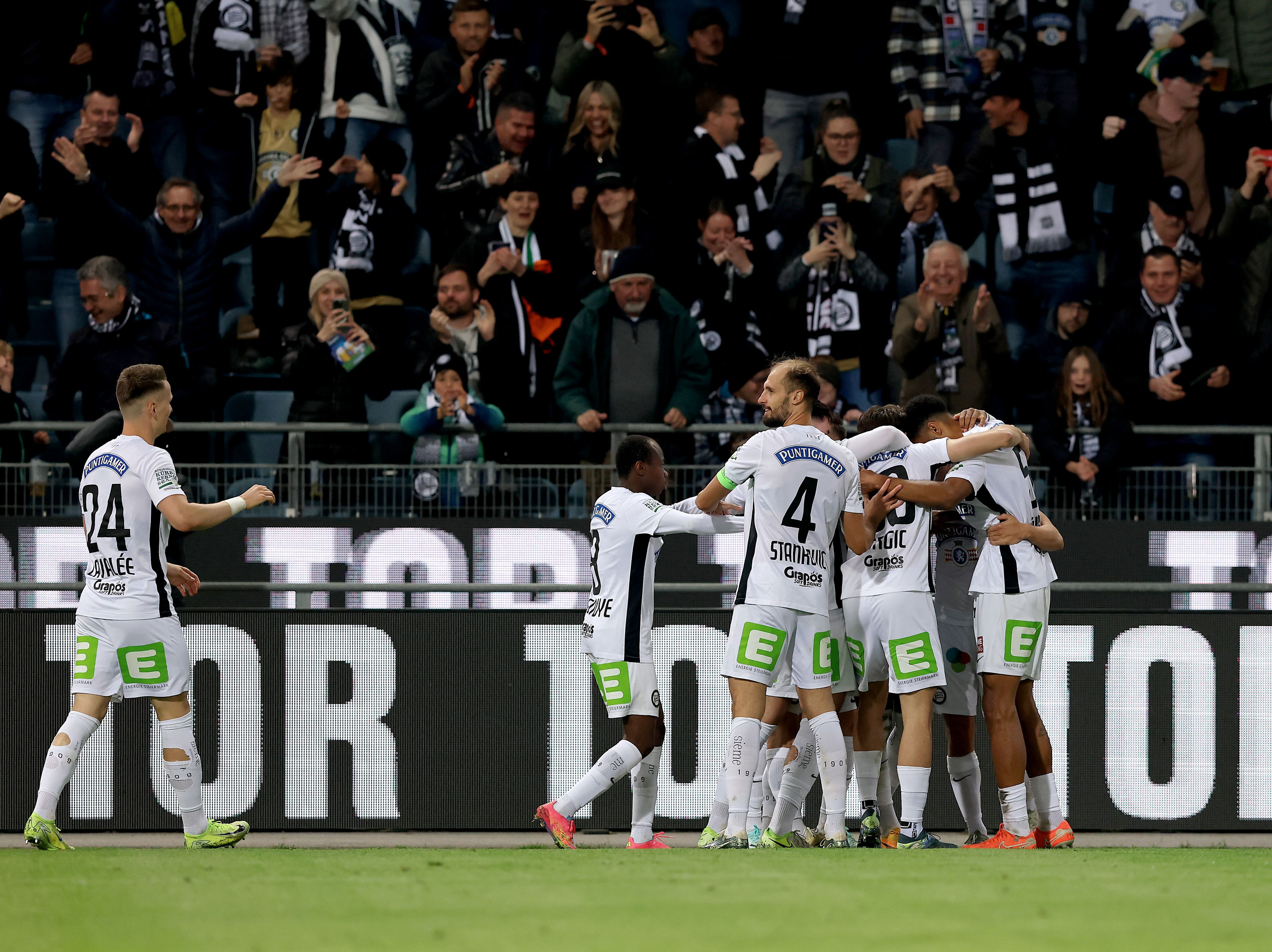 Sturm feiert einen wichtigen Sieg.