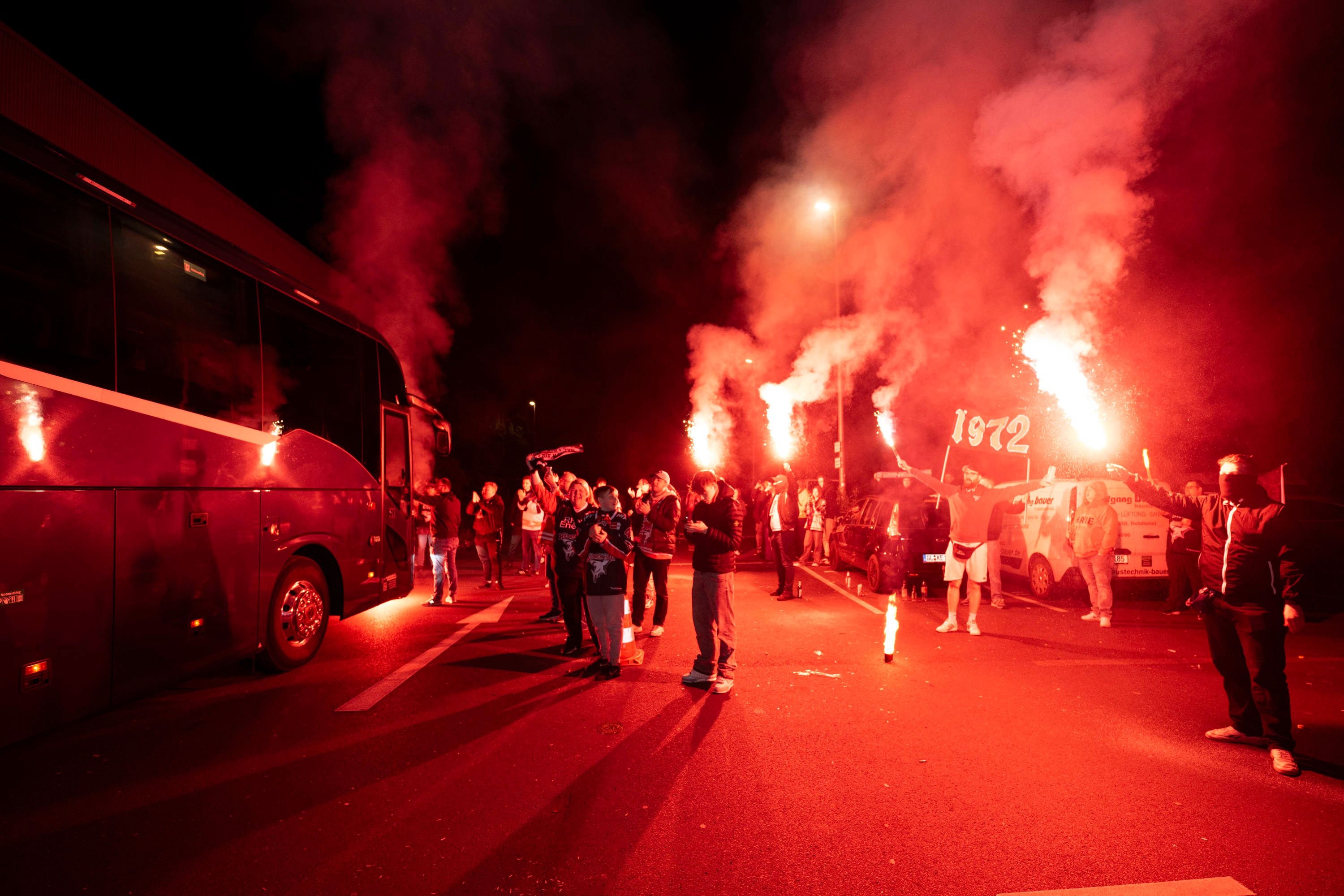 Zwischen Köln und Nürnberg-Fans kam es zu einer Massenschlägerei. 