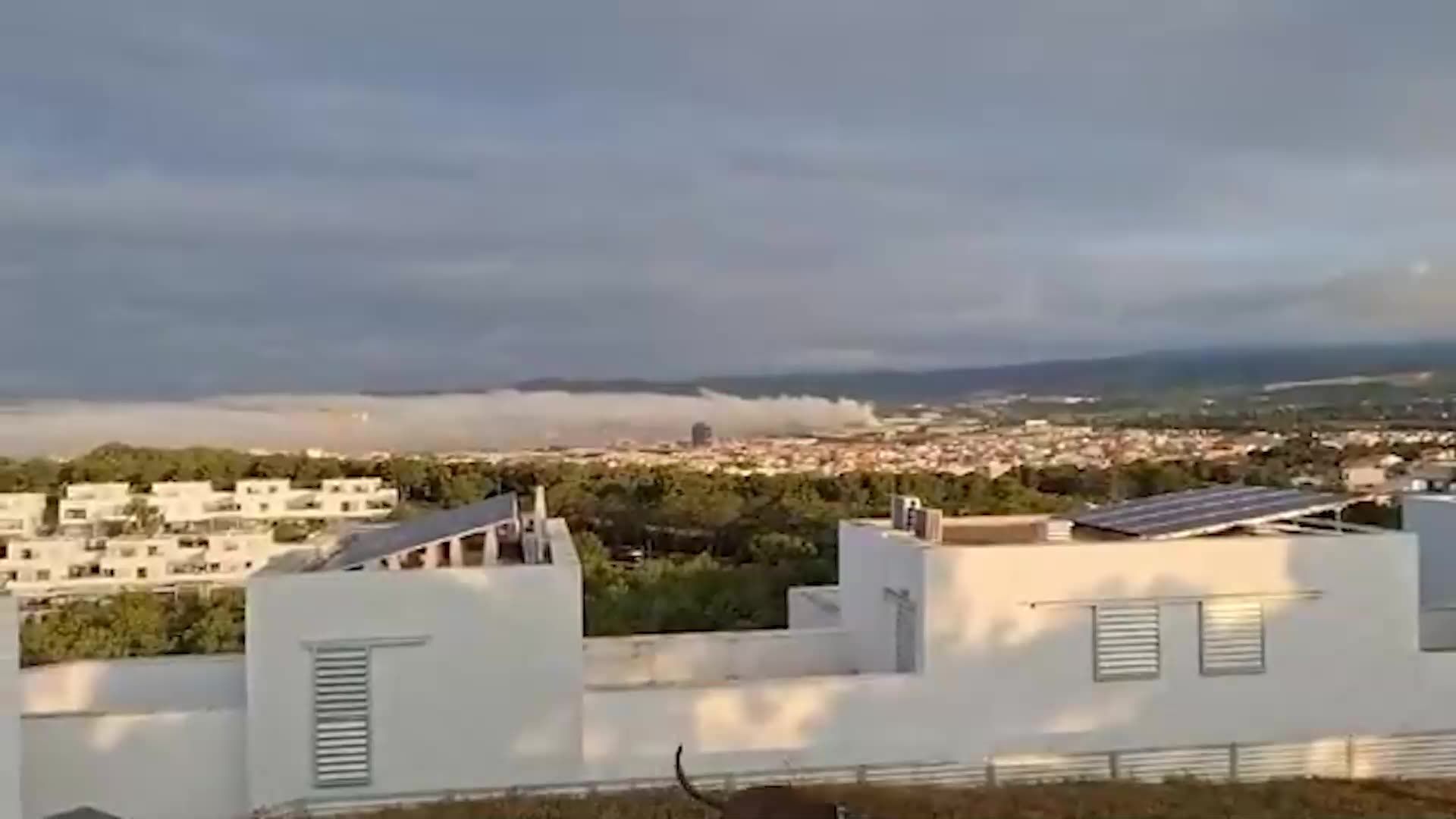 Nach Angaben der Behörden wurde der Brand von der Feuerwehr zwar unter Kontrolle gebracht, ist jedoch noch nicht vollständig gelöscht.