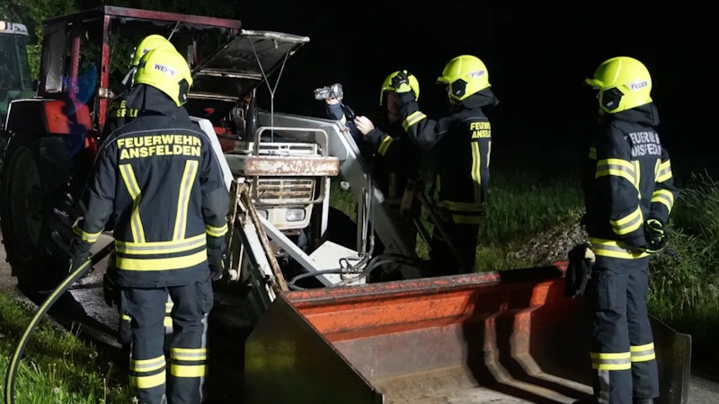 Am Freitag gegen 20:30 Uhr wurden mehrere Feuerwehren zu einem Brand in der Anton-Bruckner-Straße in Ansfelden alarmiert. Aus bislang unbekannter Ursache geriet ein in einem landwirtschaftlichen Stall abgestellter Traktor in Brand.