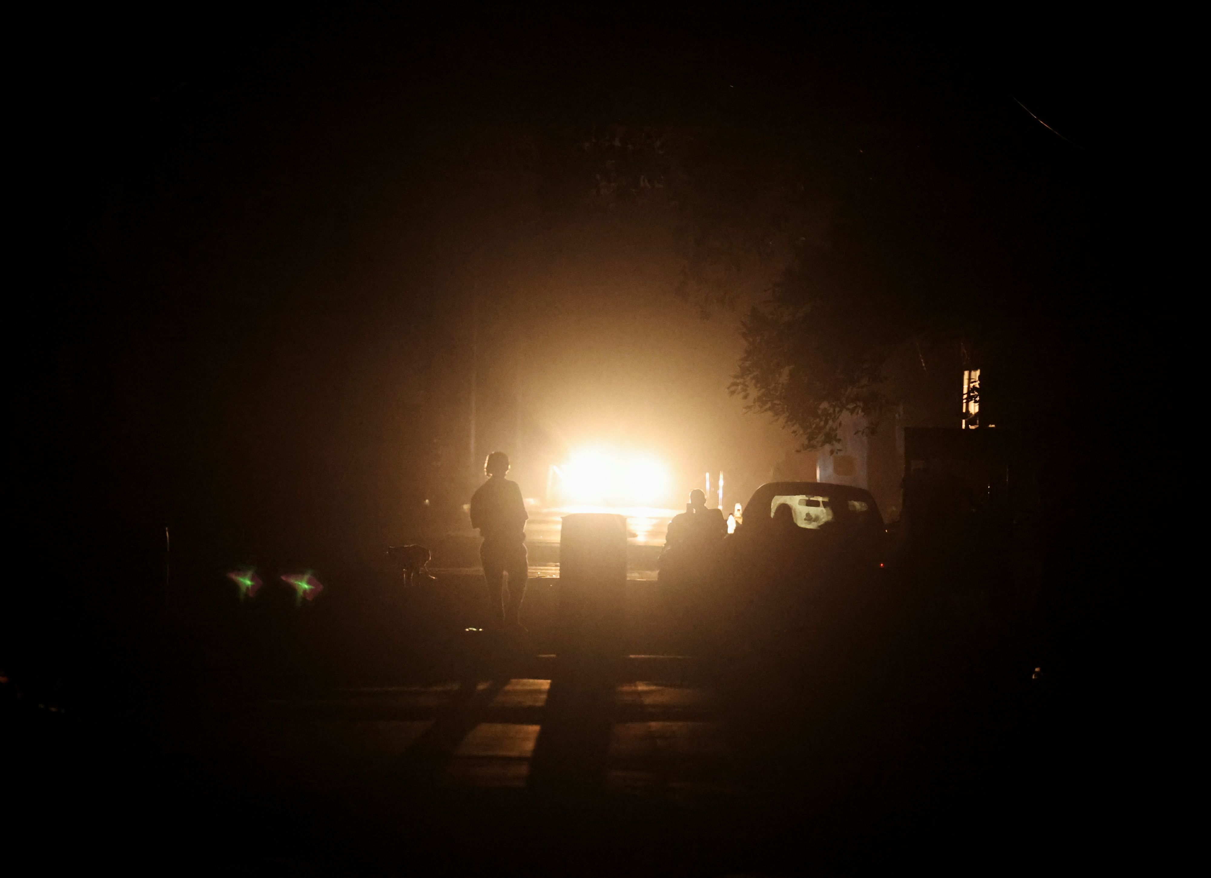 In Srinagar, im indisch kontrollierten Kaschmir, waren laute Explosionen zu hören und es kam zu einem Stromausfall.