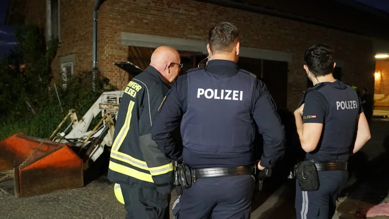Am Freitag gegen 20:30 Uhr wurden mehrere Feuerwehren zu einem Brand in der Anton-Bruckner-Straße in Ansfelden alarmiert. Aus bislang unbekannter Ursache geriet ein in einem landwirtschaftlichen Stall abgestellter Traktor in Brand.
